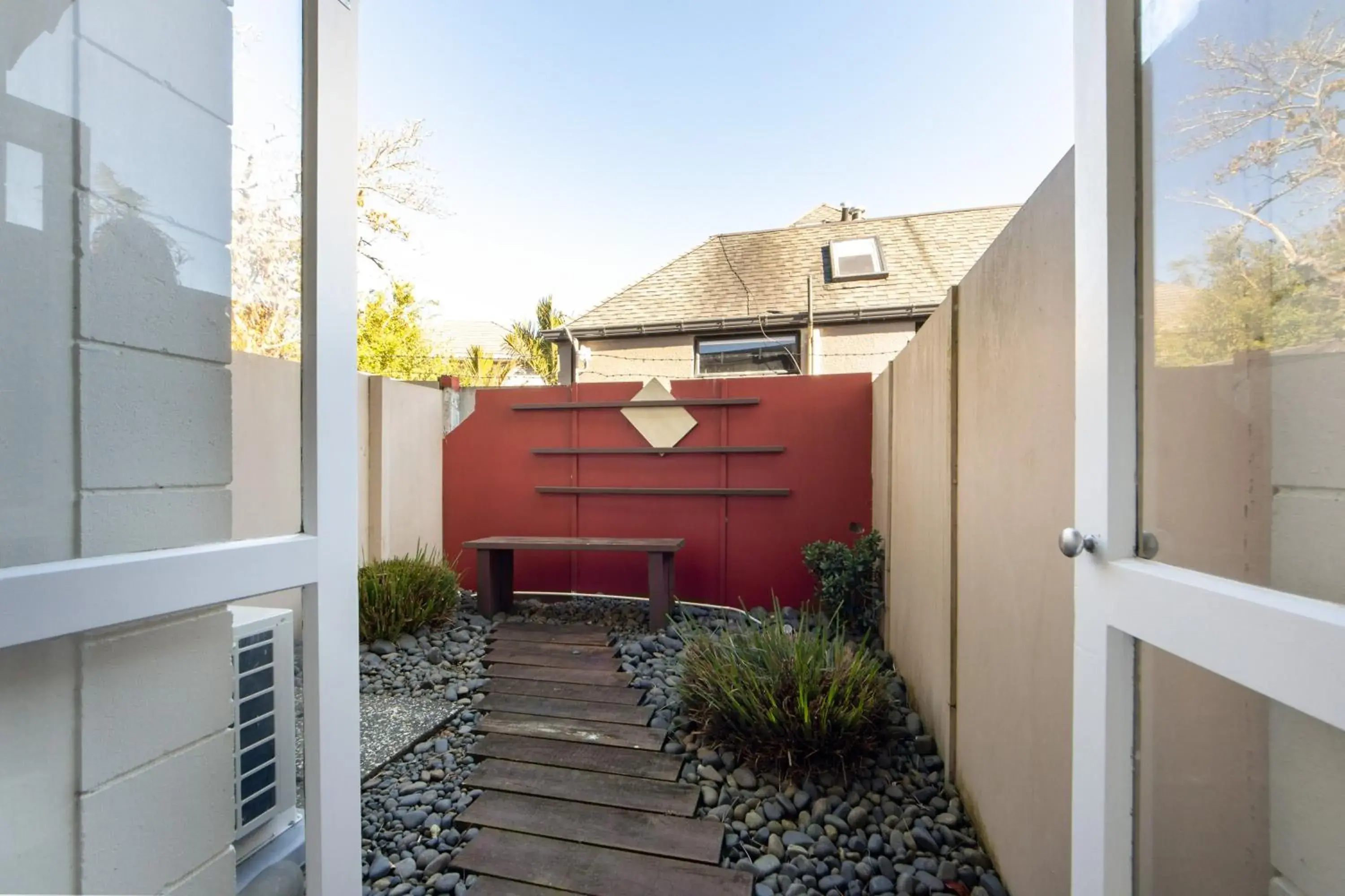Inner courtyard view in Epsom Motel Inner courtyard view in Epsom Motel