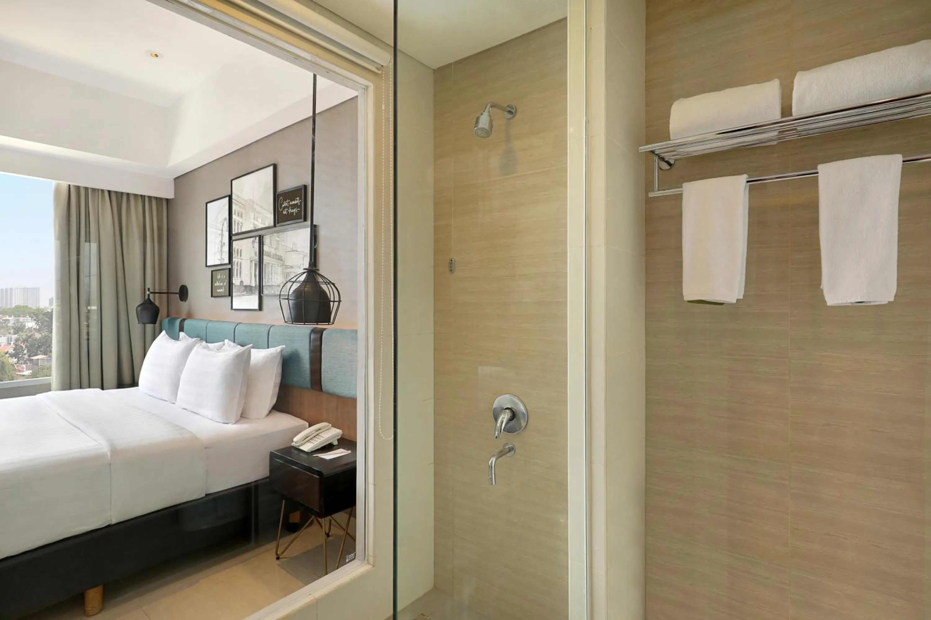 Shower, Bed in Mercure Bandung Nexa Supratman
