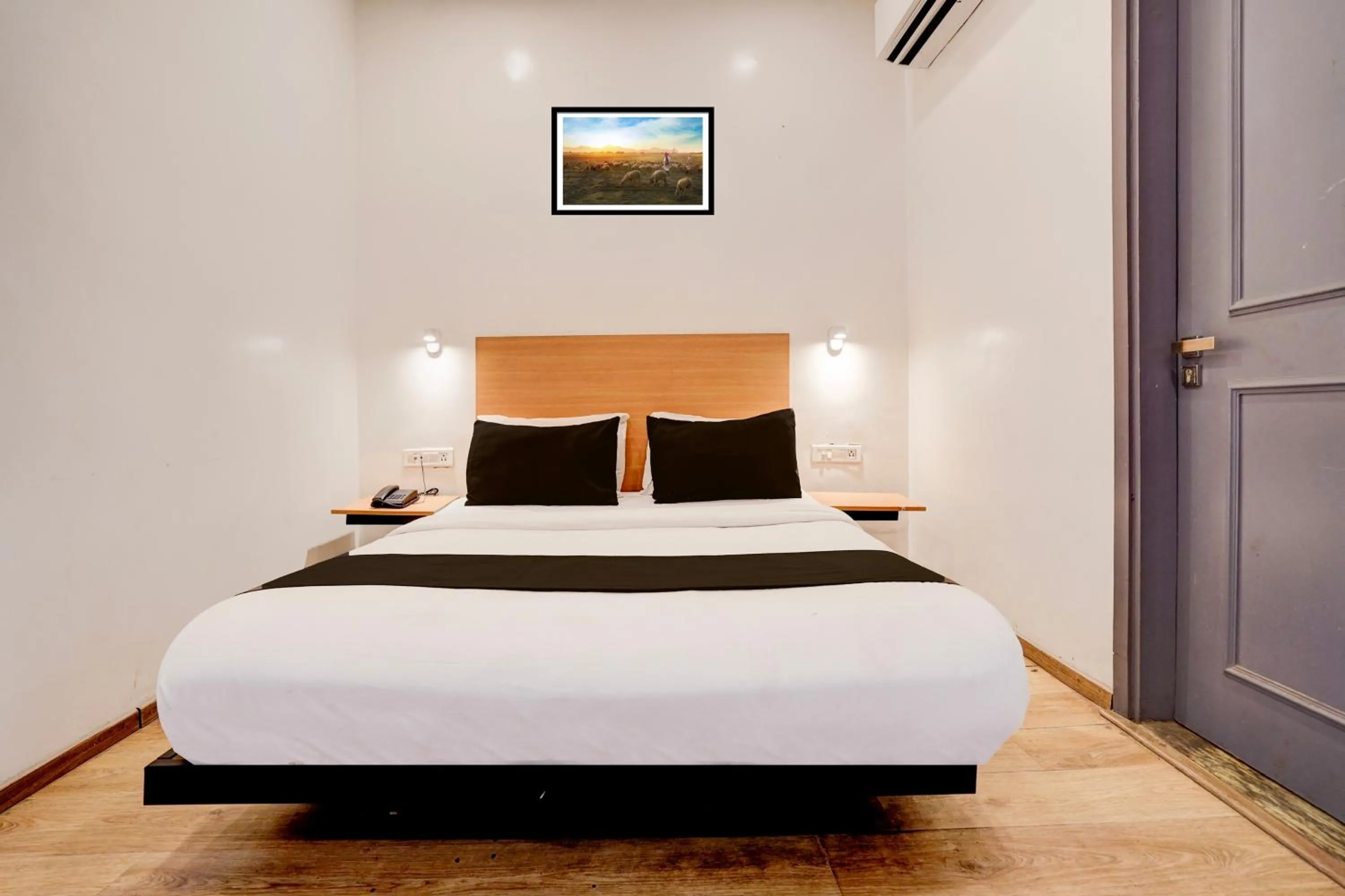 Bedroom in Super Hotel O Britania Chowk