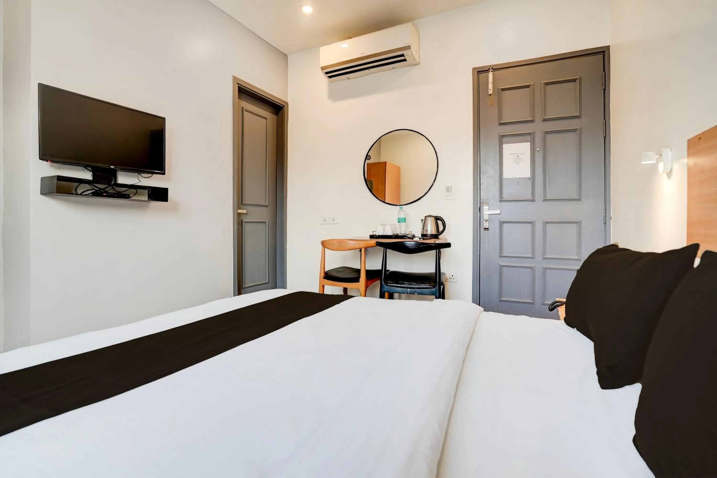 Bedroom in Super Hotel O Britania Chowk