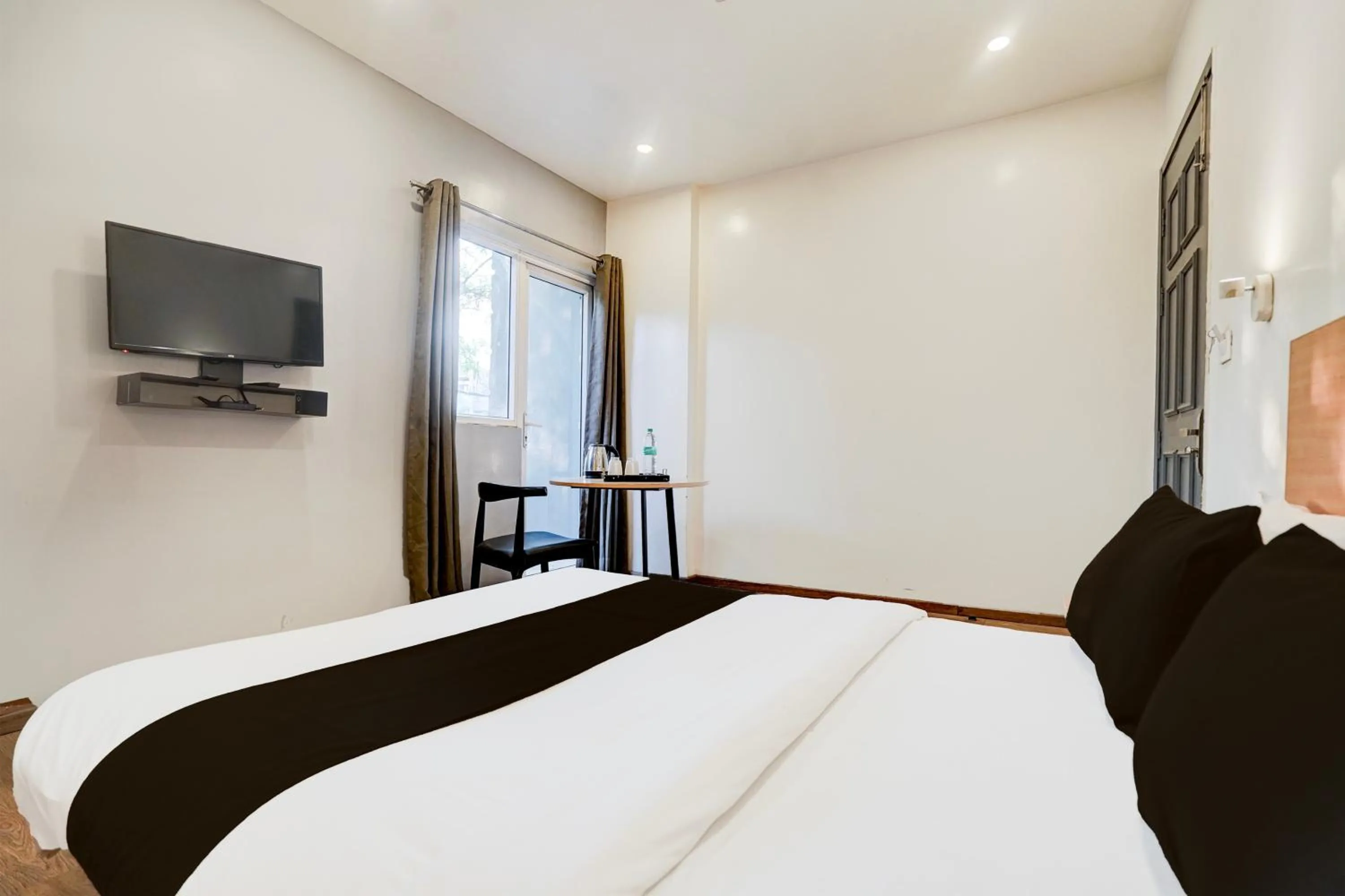 Bedroom in Super Hotel O Britania Chowk