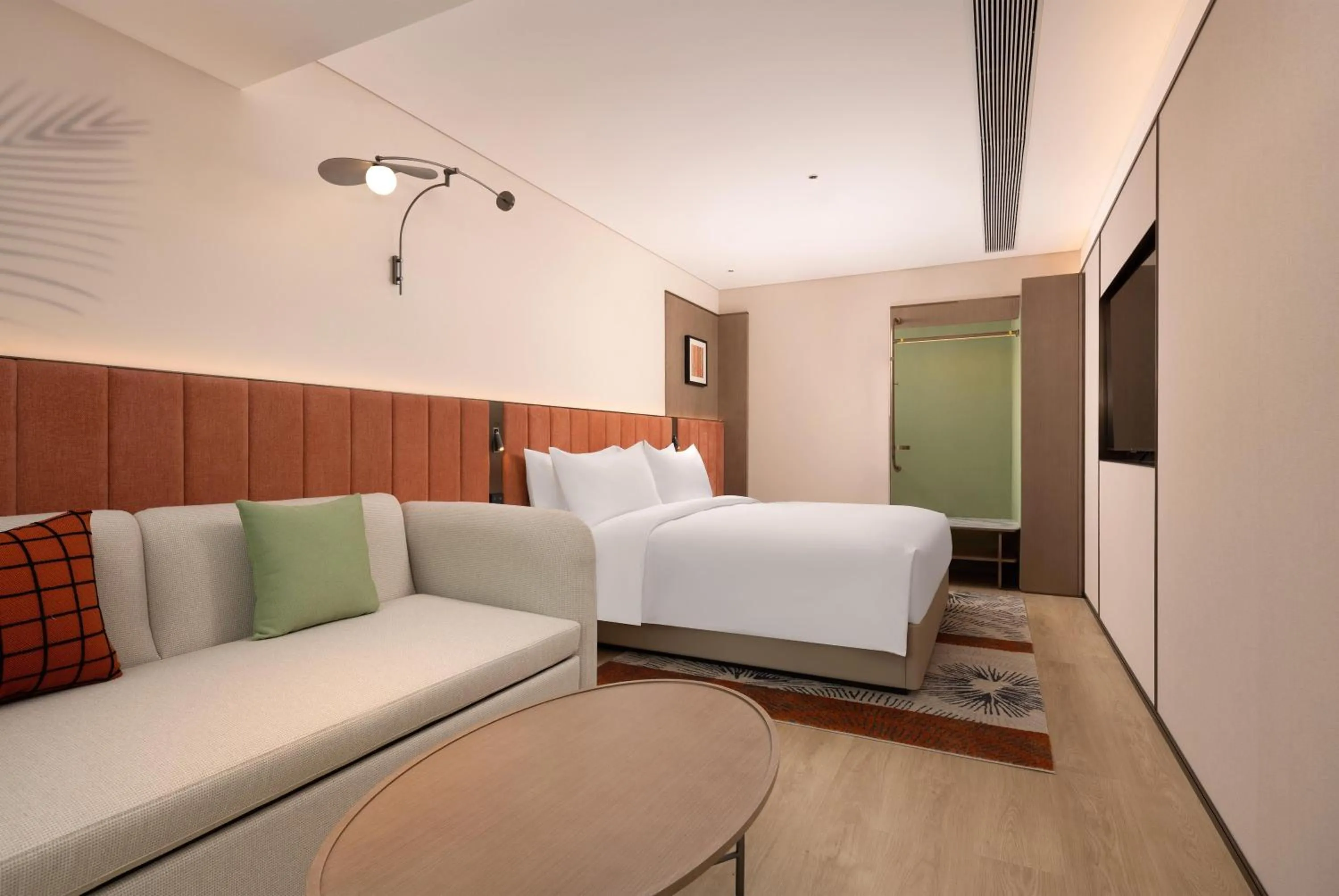 King Premium Room with Bathtub in Hilton Garden Inn Chengdu Huaxi Wuhou Shrine