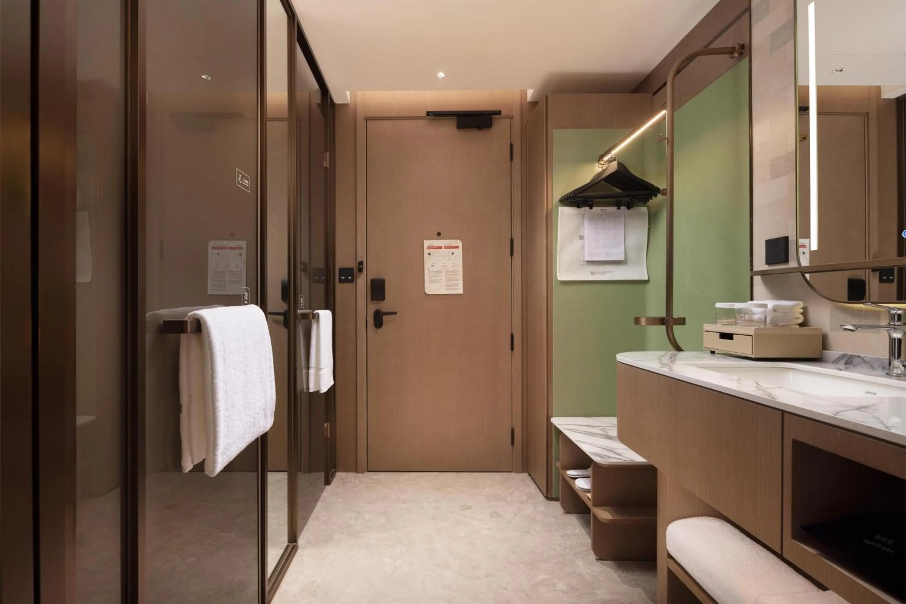 King Guest Room with Balcony in Hilton Garden Inn Chengdu Huaxi Wuhou Shrine