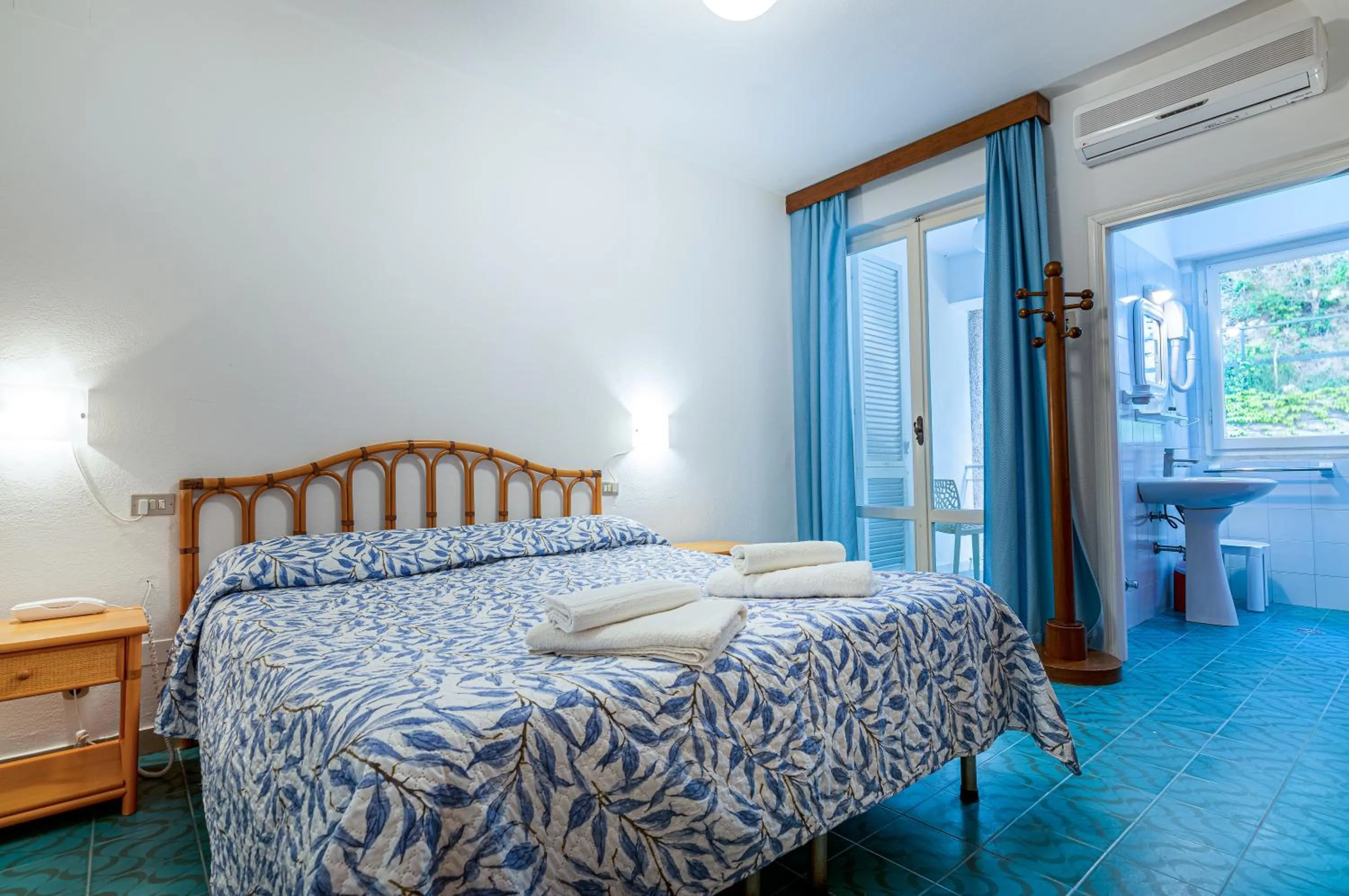 Bathroom, Bed in Hotel Vittoria