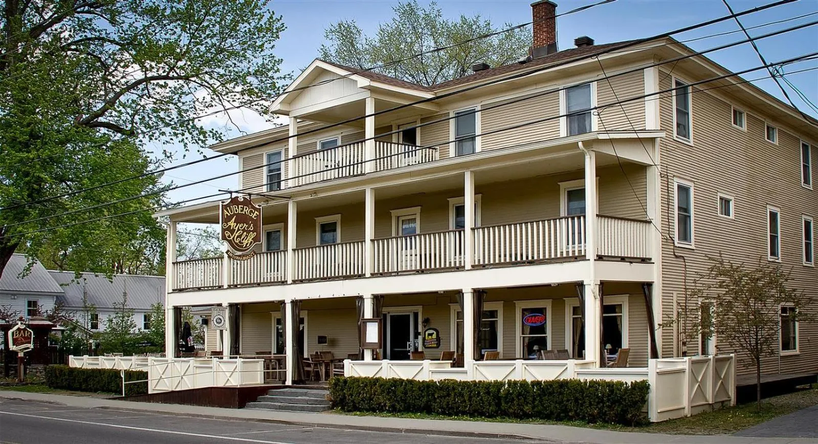 Auberge Ayer's Cliff