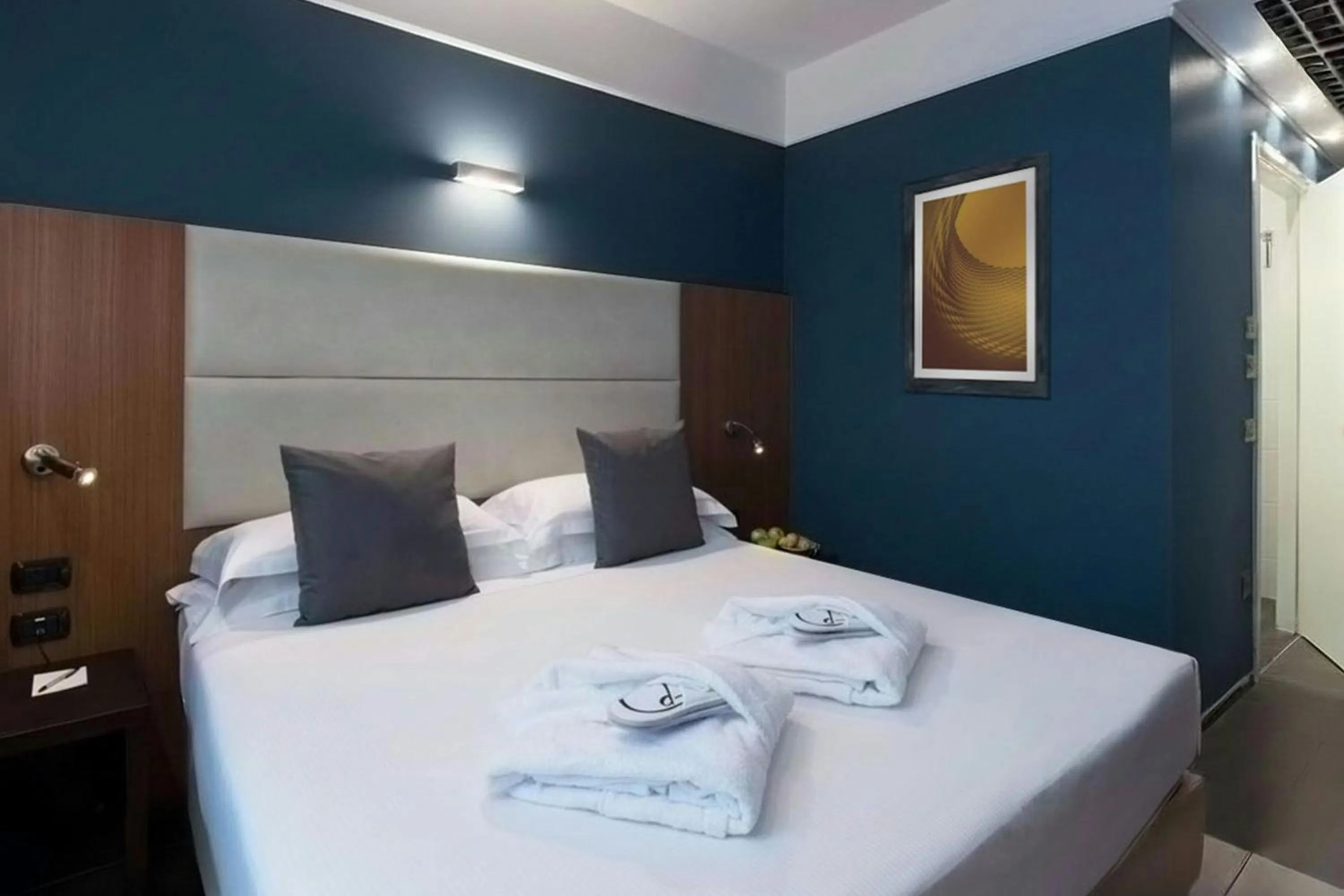 Photo of the whole room, Bed in Four Points Flex by Sheraton Bologna Airport