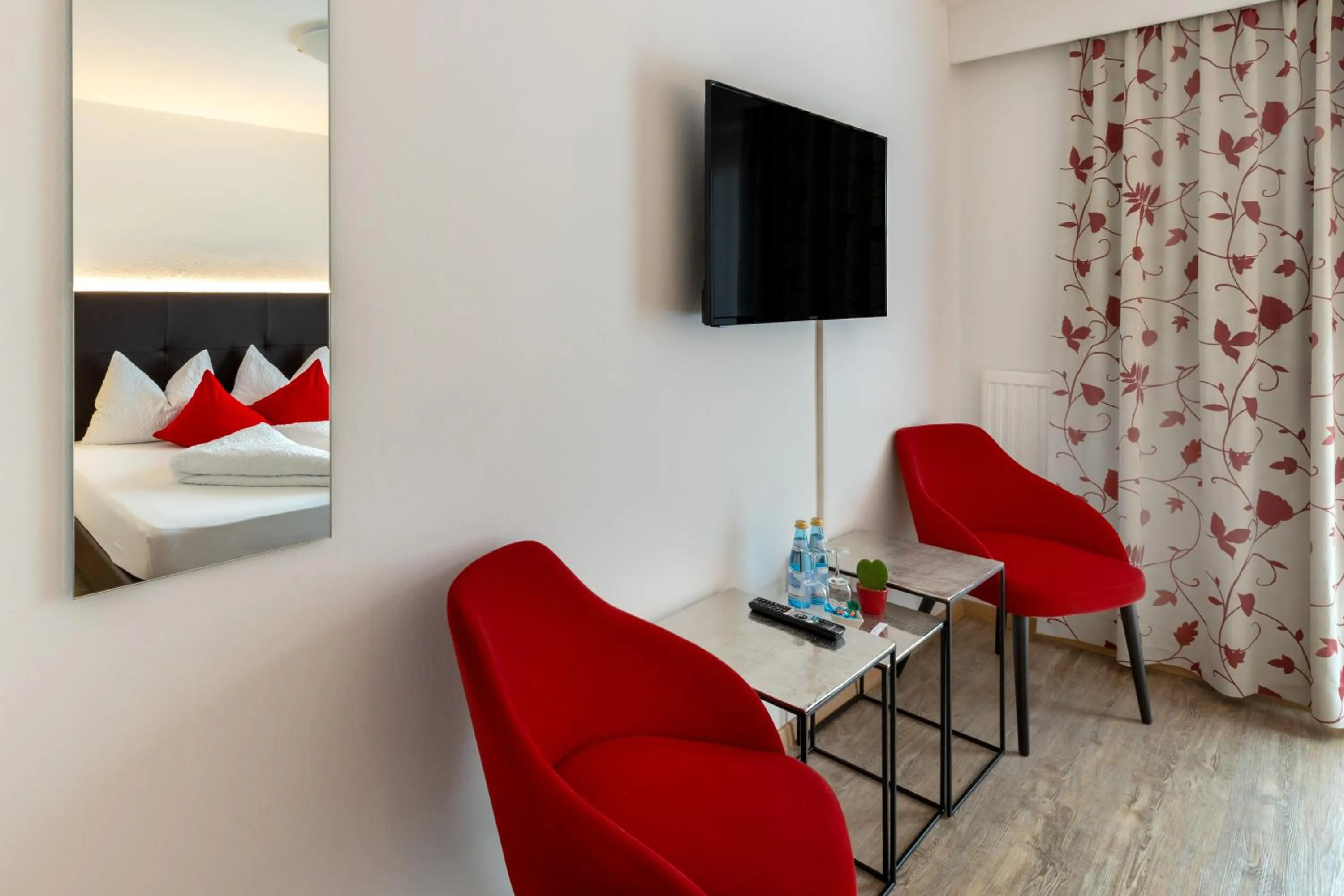 Seating area, Bed in Pension Florian