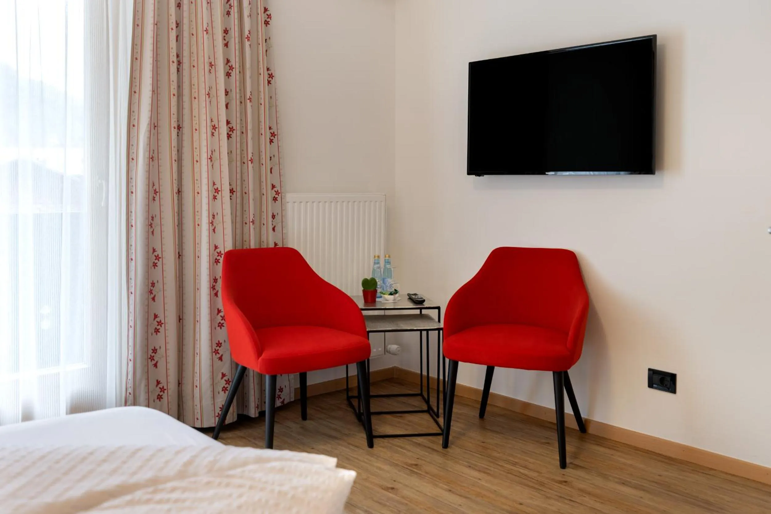 Seating area, Bed in Pension Florian