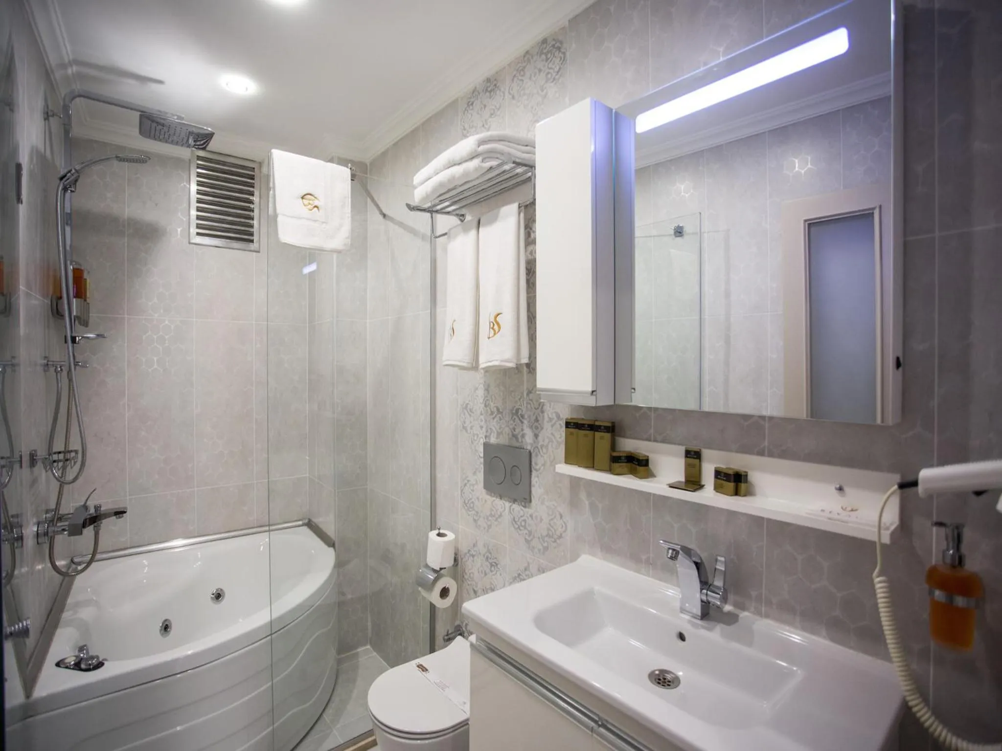 Bathroom in Bonne Sante Hotel