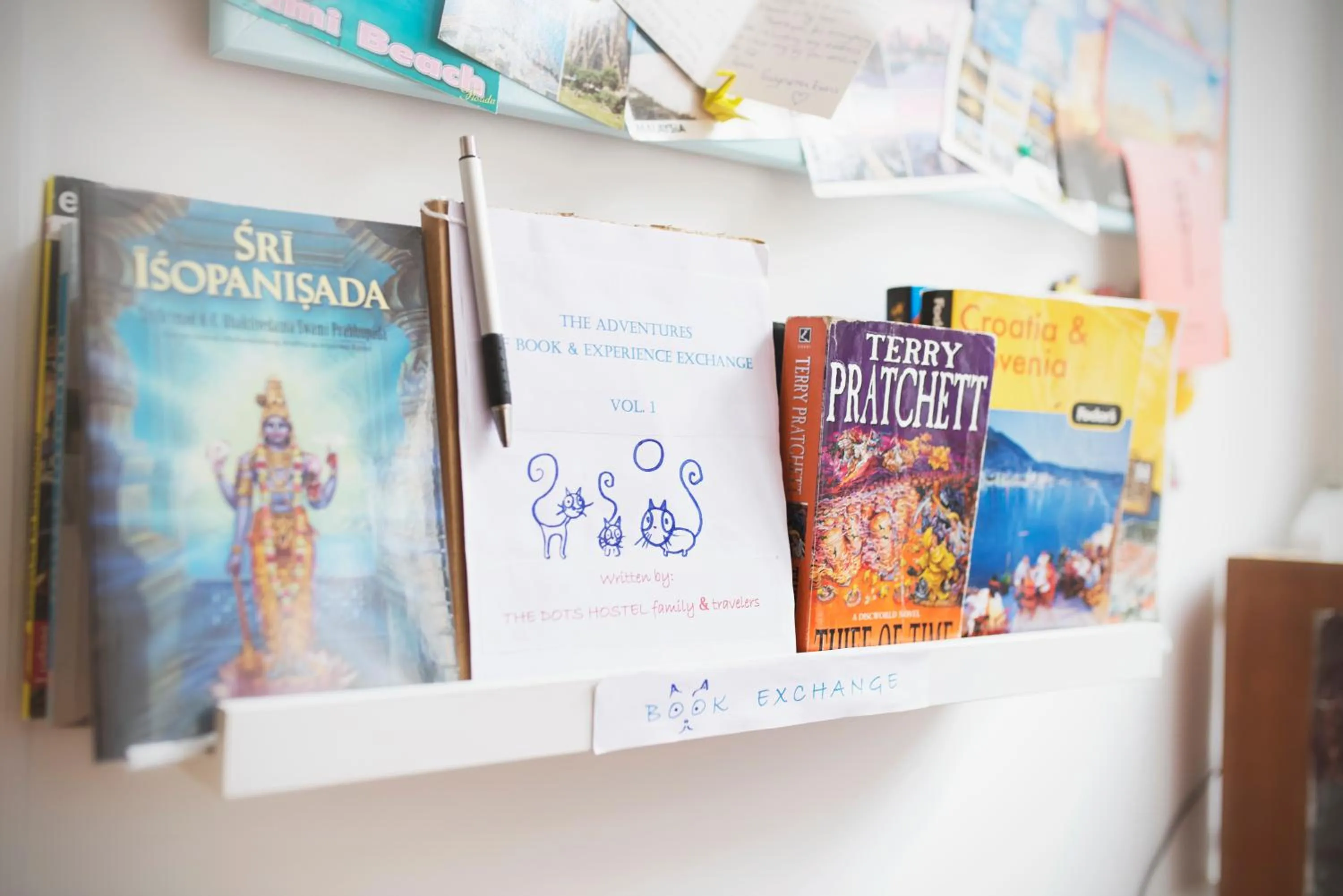 Communal lounge/ TV room in The Dots Hostel