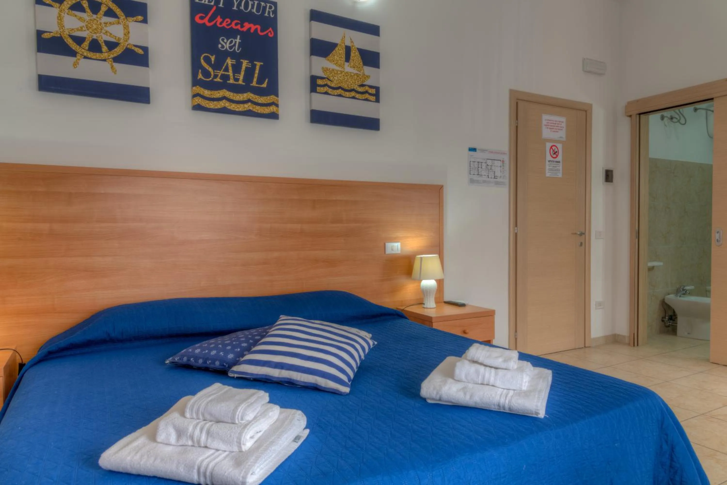 Photo of the whole room, Bed in Aquarium Residence