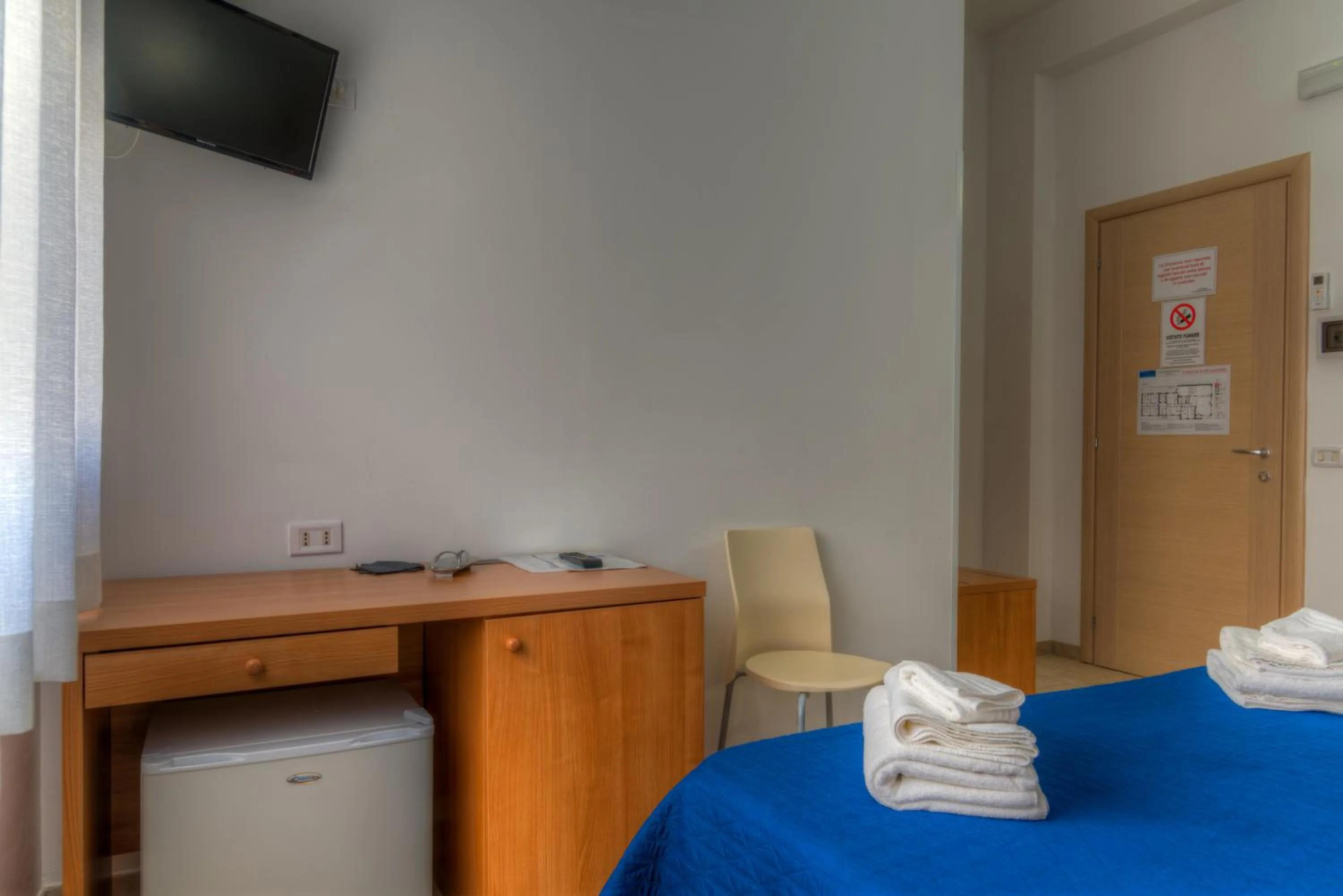 Photo of the whole room, Bed in Aquarium Residence