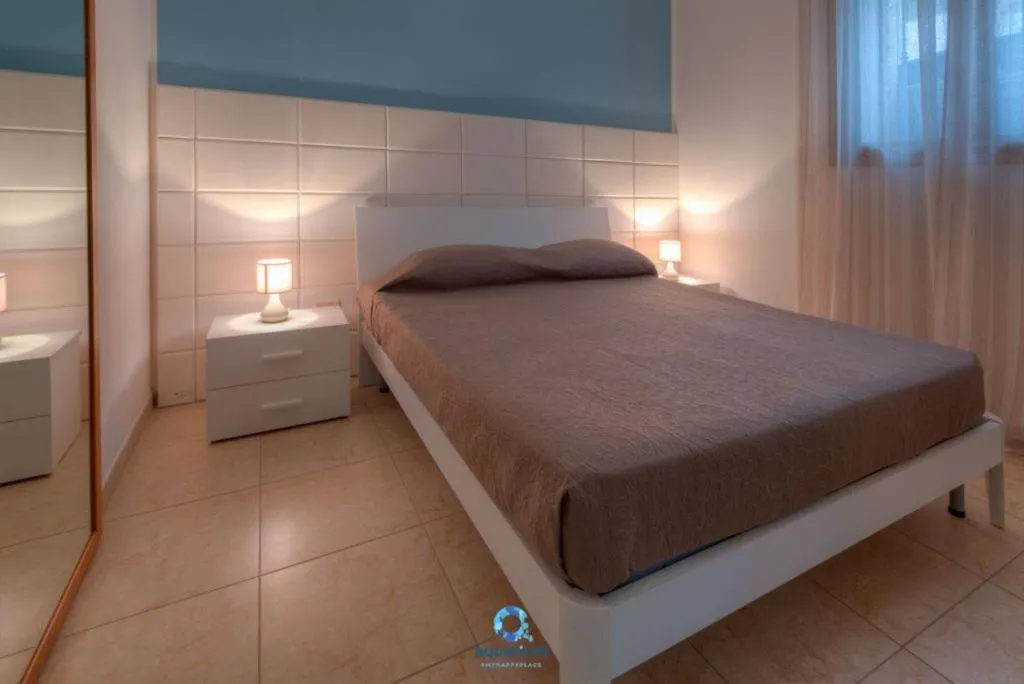 Bed in Aquarium Residence