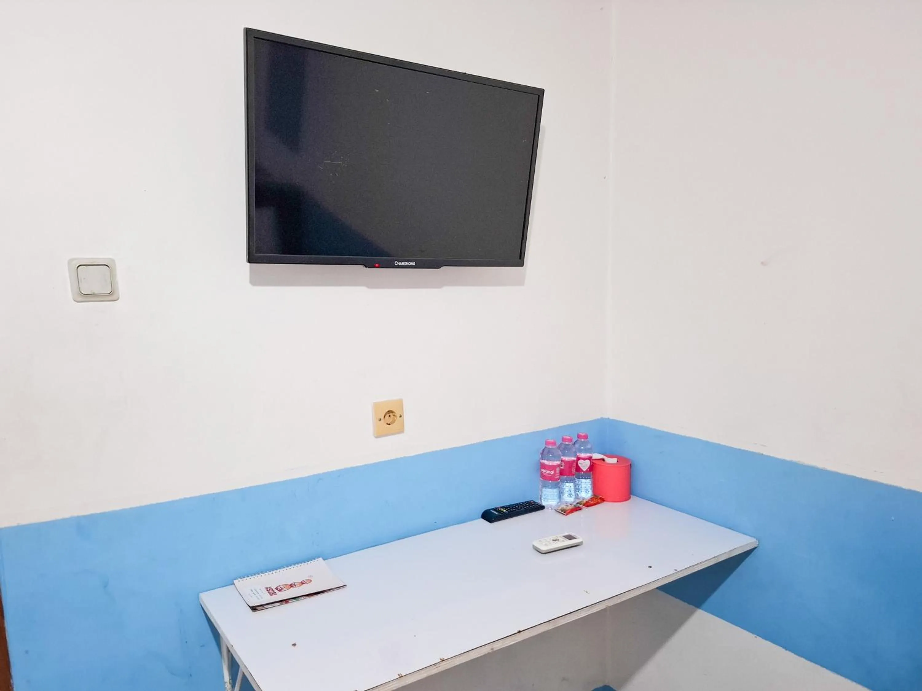 TV and multimedia in RedDoorz Plus at Sisingamangaraja Prawirotaman Yogyakarta