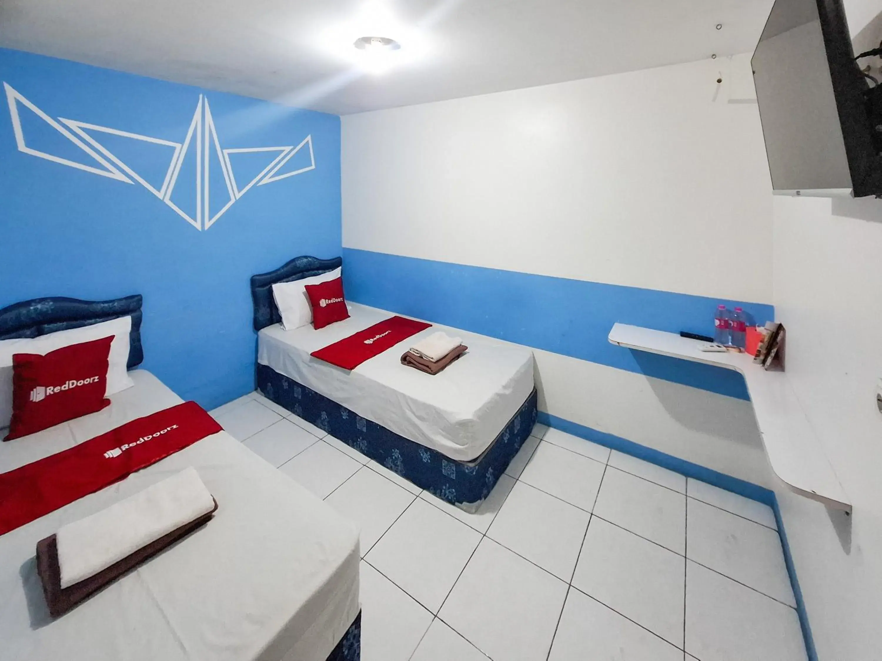 Standard Twin Room in RedDoorz Plus at Sisingamangaraja Prawirotaman Yogyakarta Standard Twin Room in RedDoorz Plus at Sisingamangaraja Prawirotaman Yogyakarta