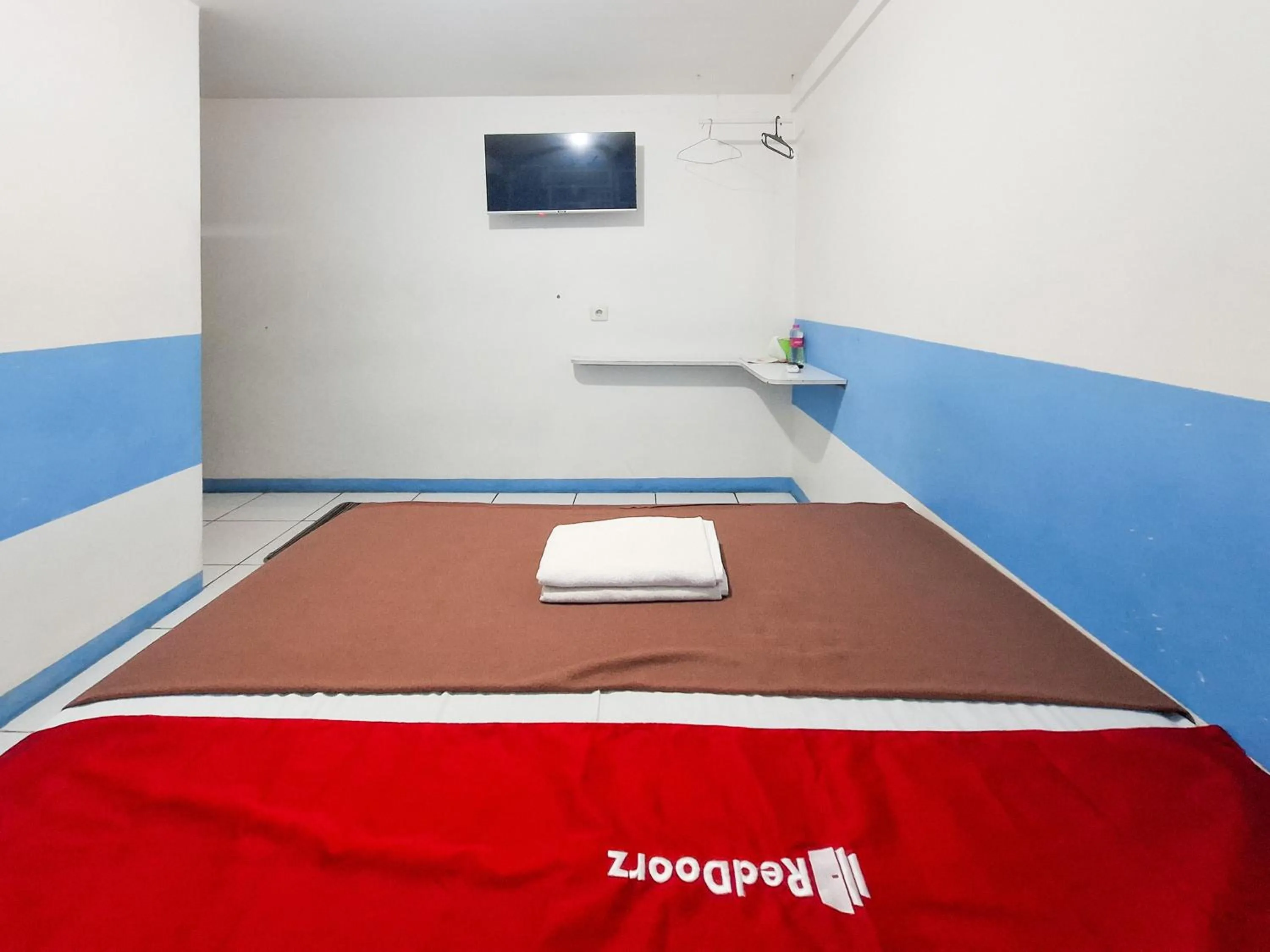 Bedroom, Bed in RedDoorz Plus at Sisingamangaraja Prawirotaman Yogyakarta