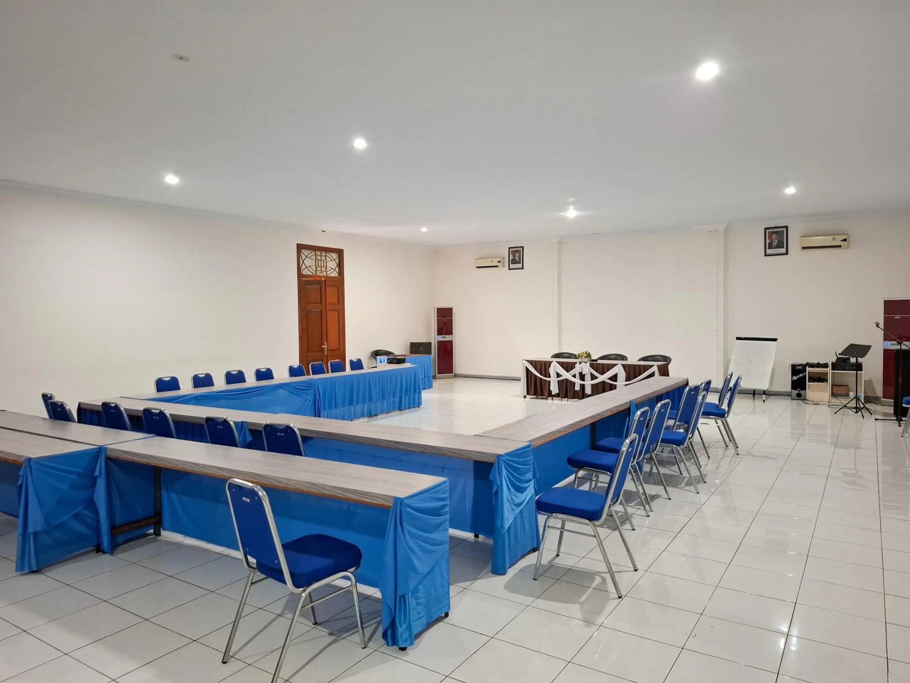 Meeting/conference room in RedDoorz Plus at Sisingamangaraja Prawirotaman Yogyakarta