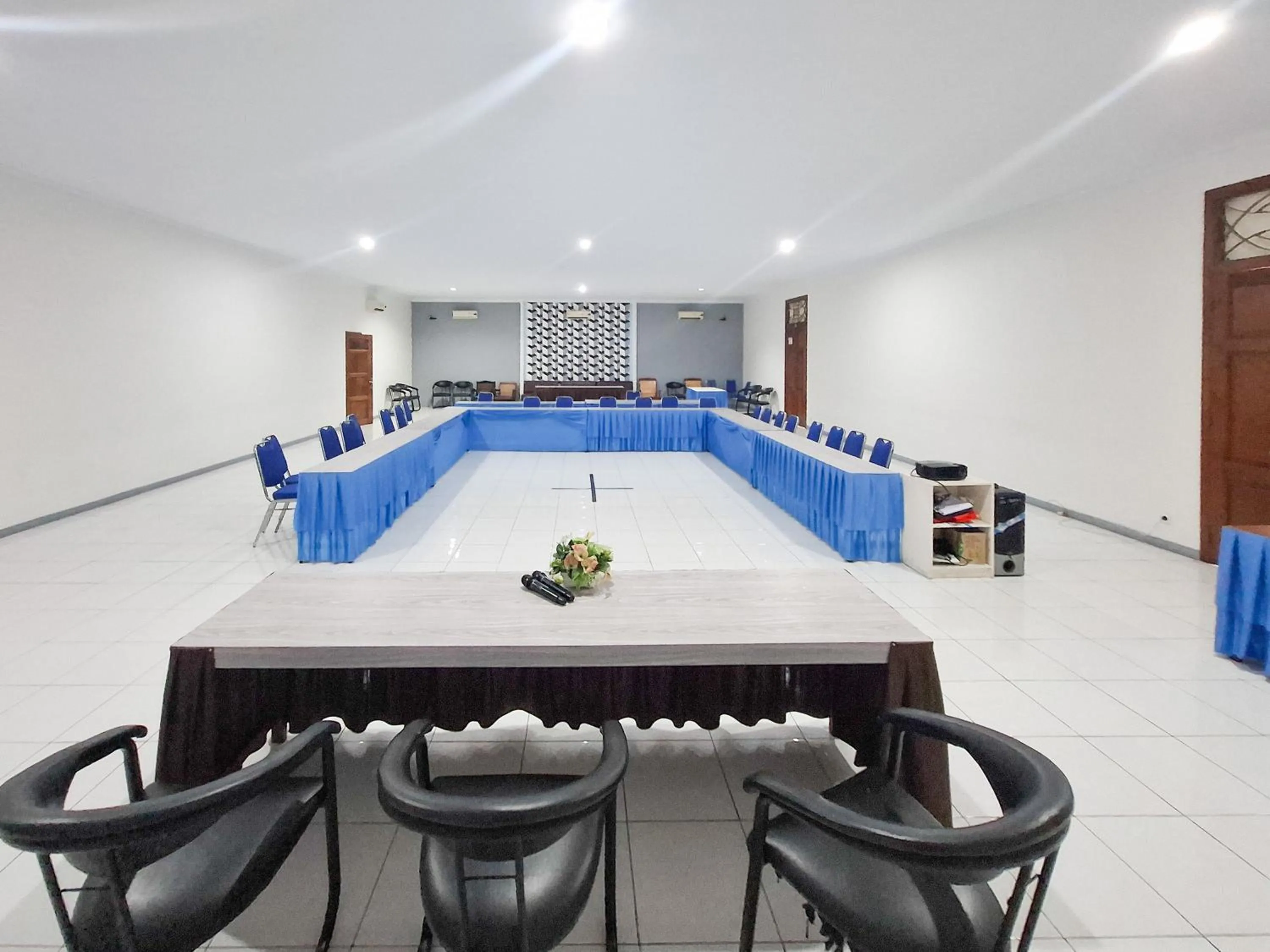 Meeting/conference room in RedDoorz Plus at Sisingamangaraja Prawirotaman Yogyakarta