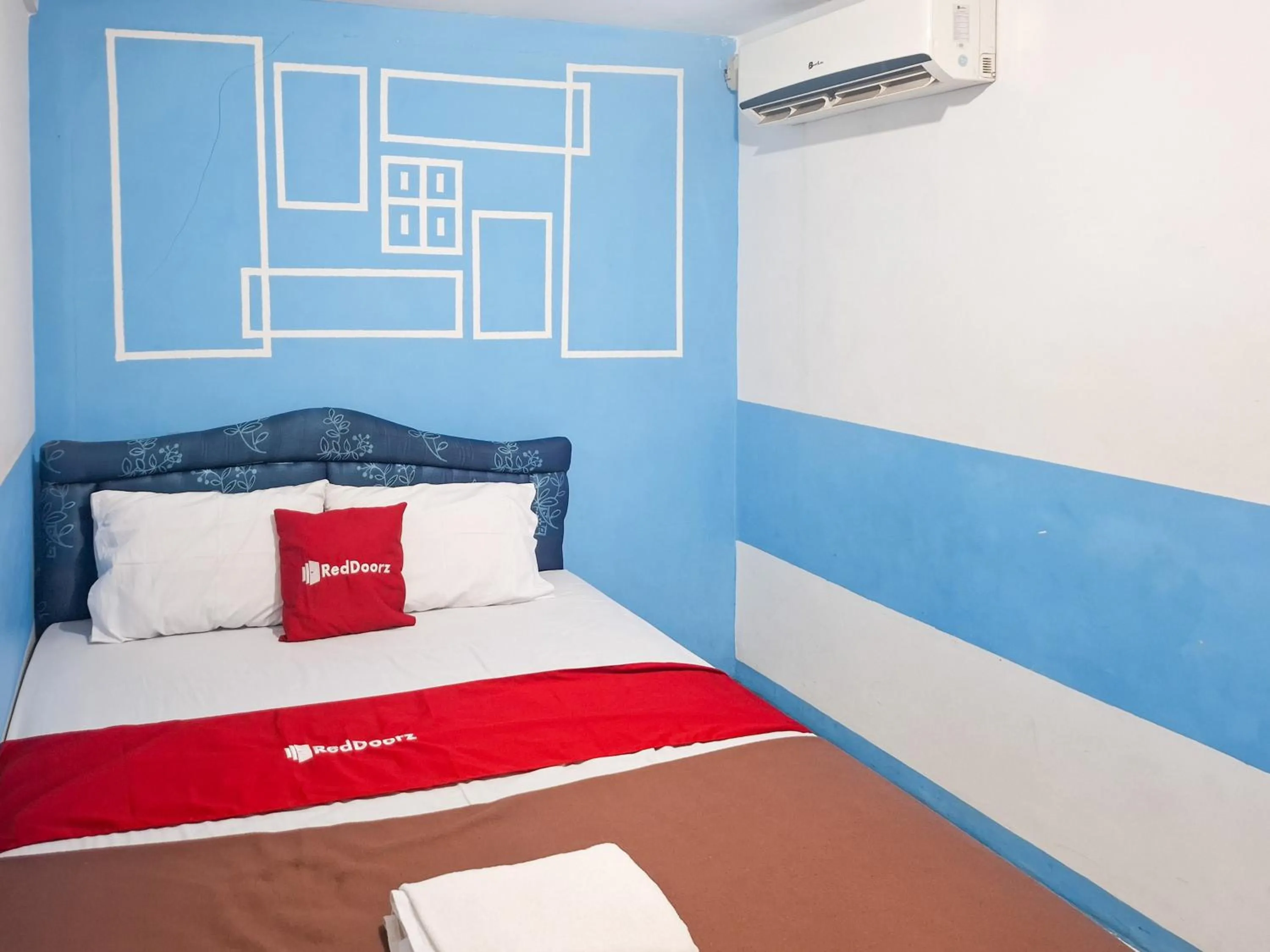 Bedroom, Bed in RedDoorz Plus at Sisingamangaraja Prawirotaman Yogyakarta