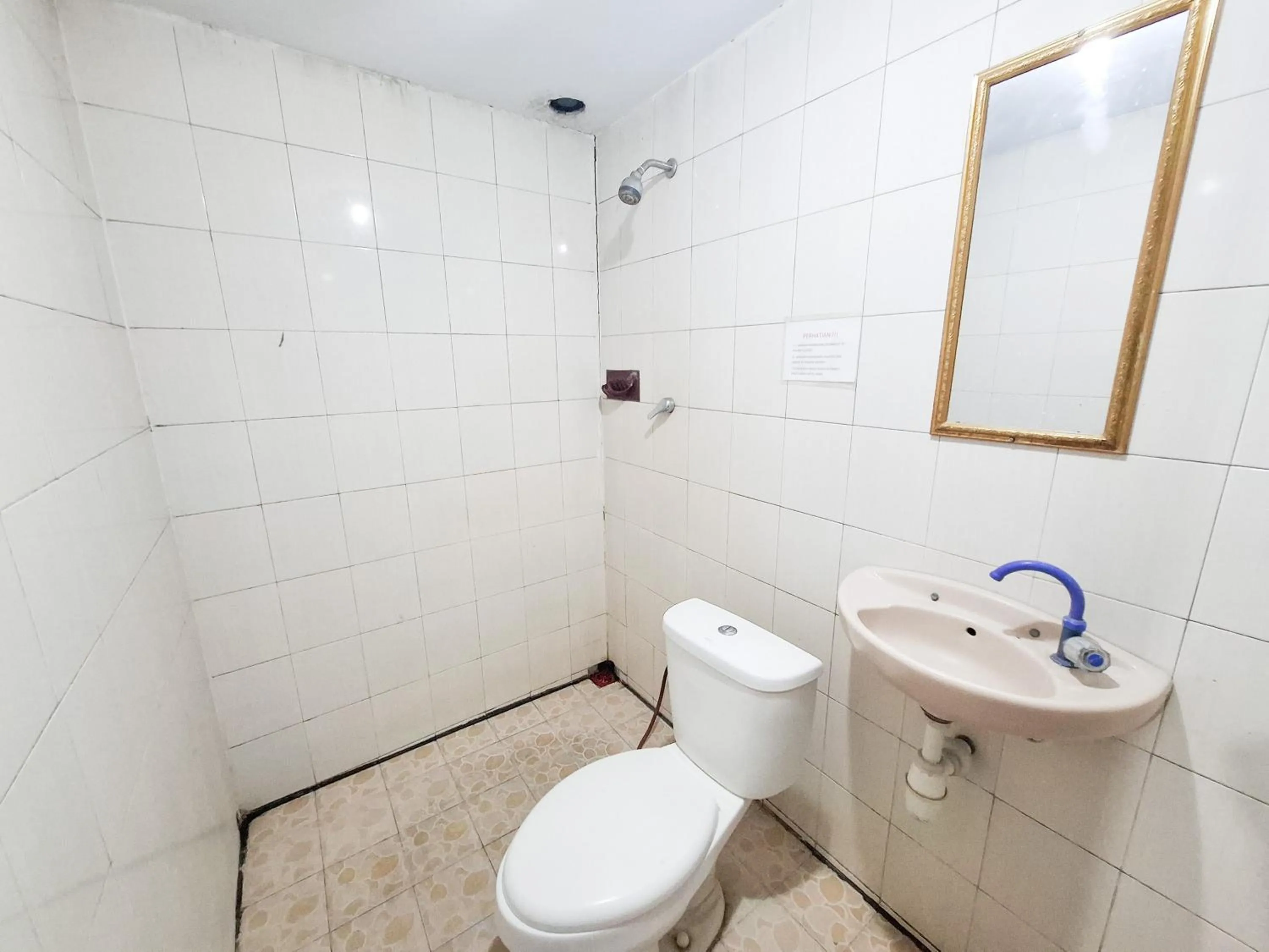 Bathroom in RedDoorz Plus at Sisingamangaraja Prawirotaman Yogyakarta