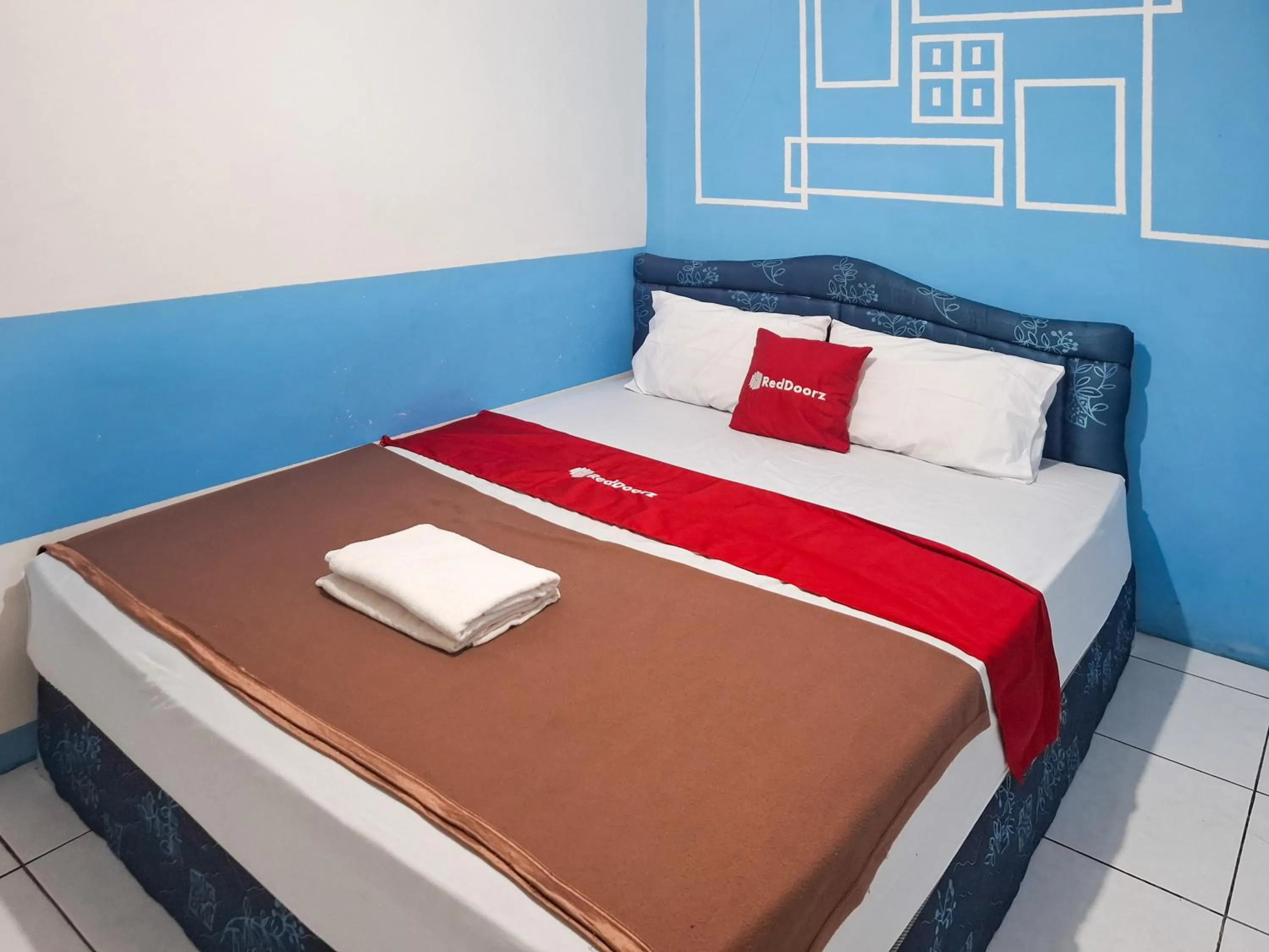 Bedroom, Bed in RedDoorz Plus at Sisingamangaraja Prawirotaman Yogyakarta