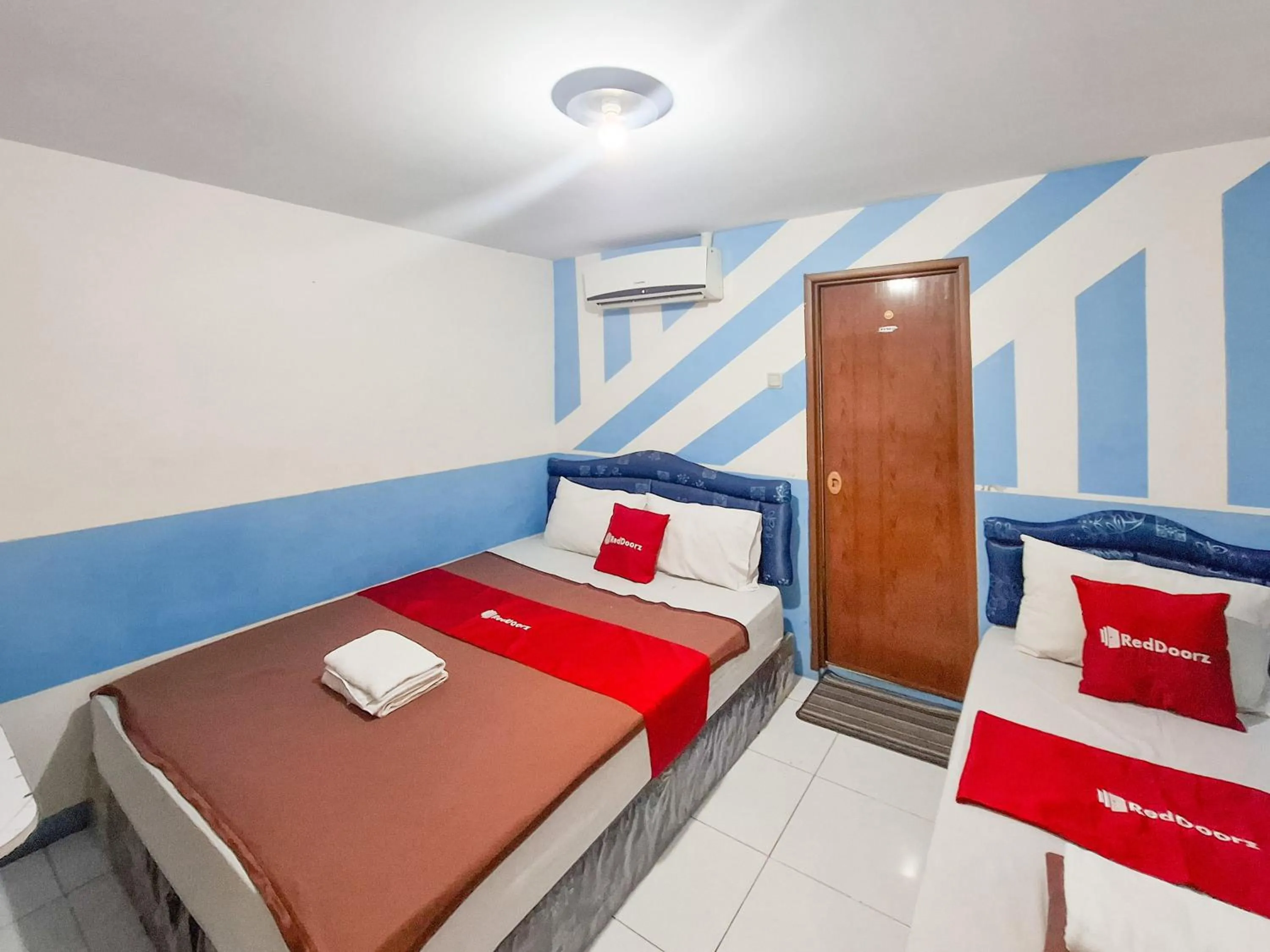 Bedroom, Bed in RedDoorz Plus at Sisingamangaraja Prawirotaman Yogyakarta