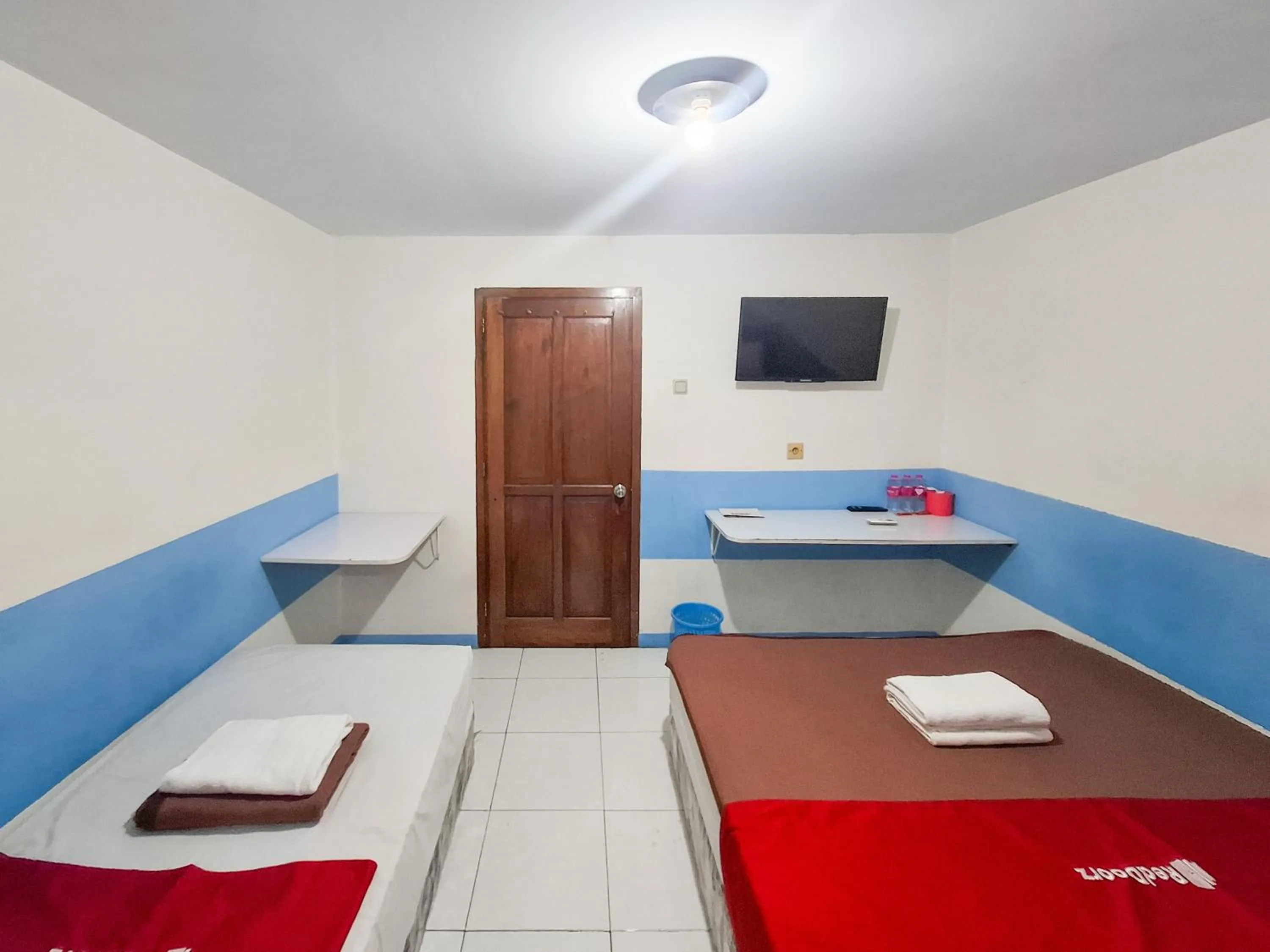 Bedroom, Bed in RedDoorz Plus at Sisingamangaraja Prawirotaman Yogyakarta