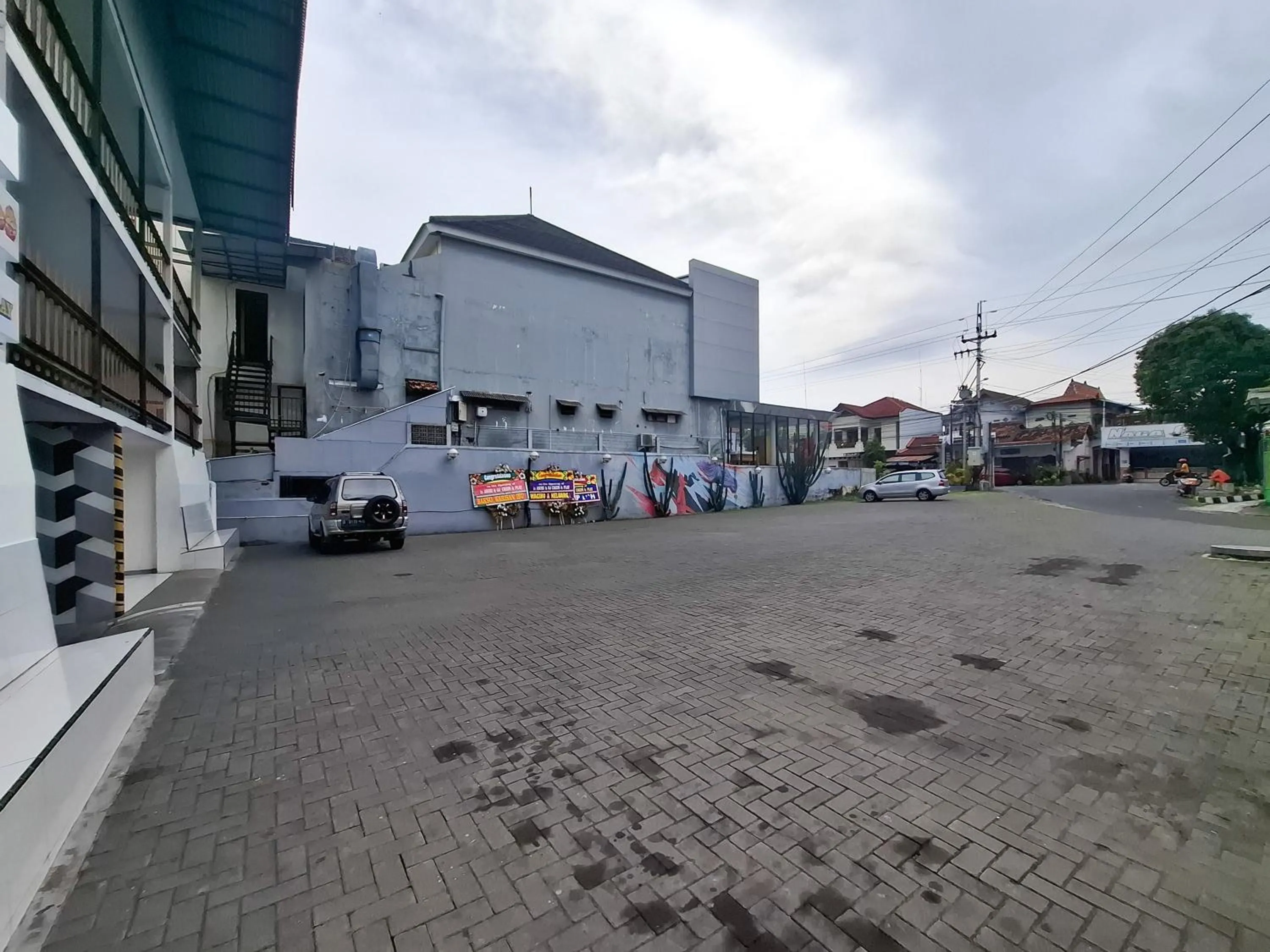 Parking in RedDoorz Plus at Sisingamangaraja Prawirotaman Yogyakarta