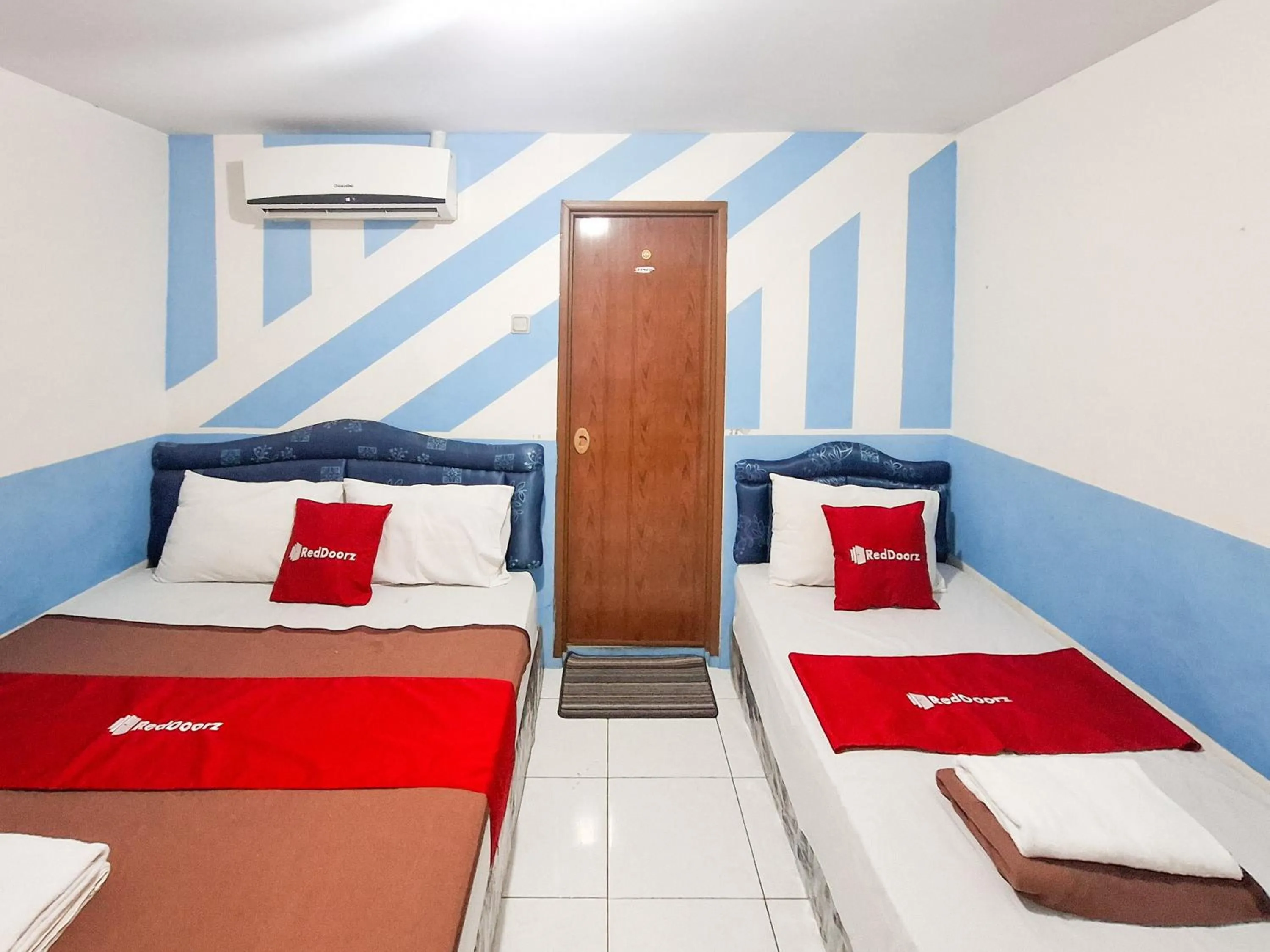 Bedroom, Bed in RedDoorz Plus at Sisingamangaraja Prawirotaman Yogyakarta