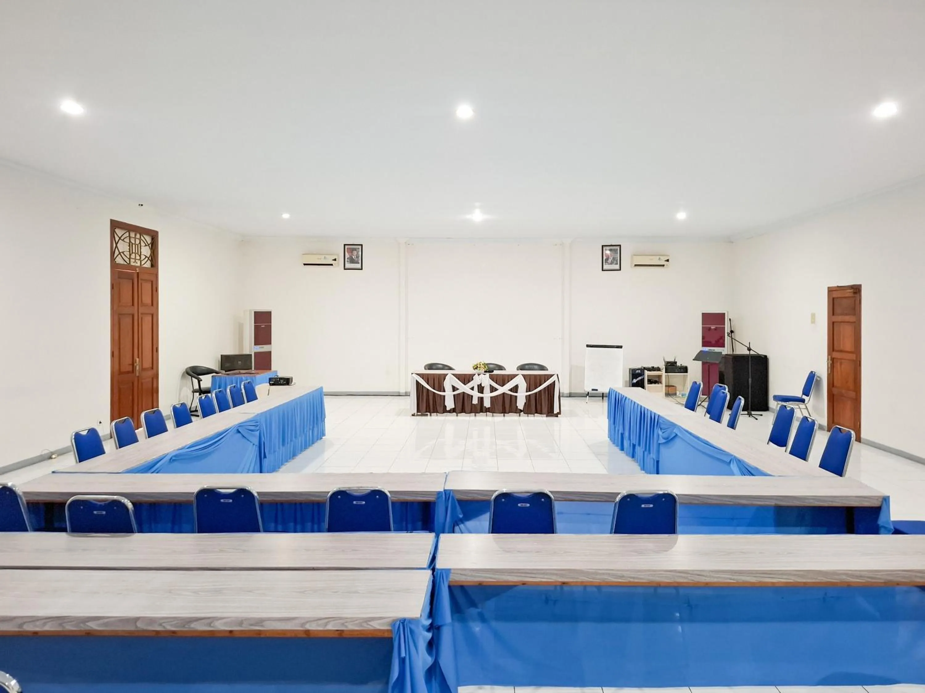 Meeting/conference room in RedDoorz Plus at Sisingamangaraja Prawirotaman Yogyakarta