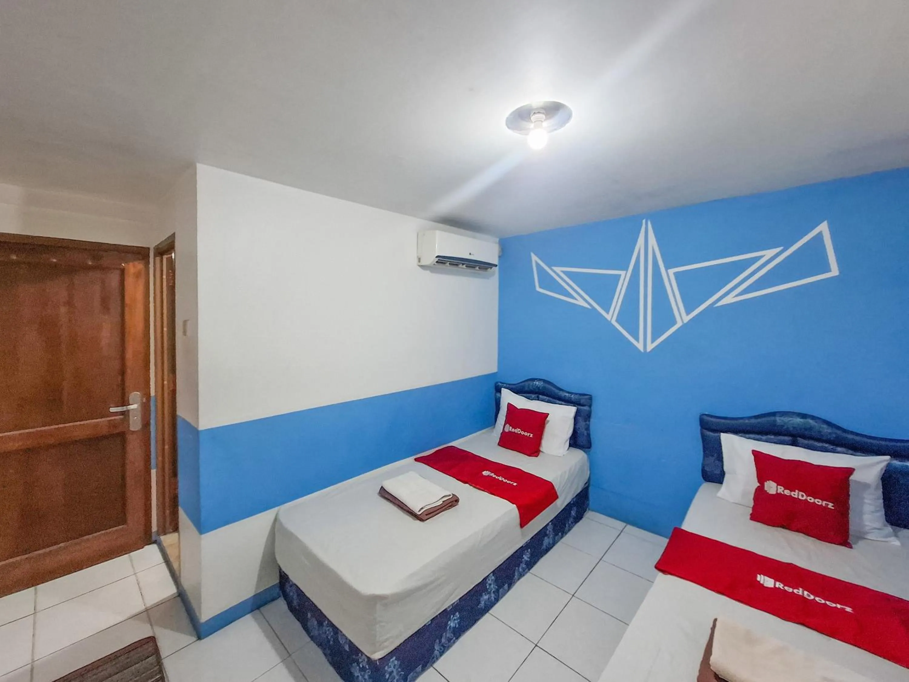 Bedroom, Bed in RedDoorz Plus at Sisingamangaraja Prawirotaman Yogyakarta