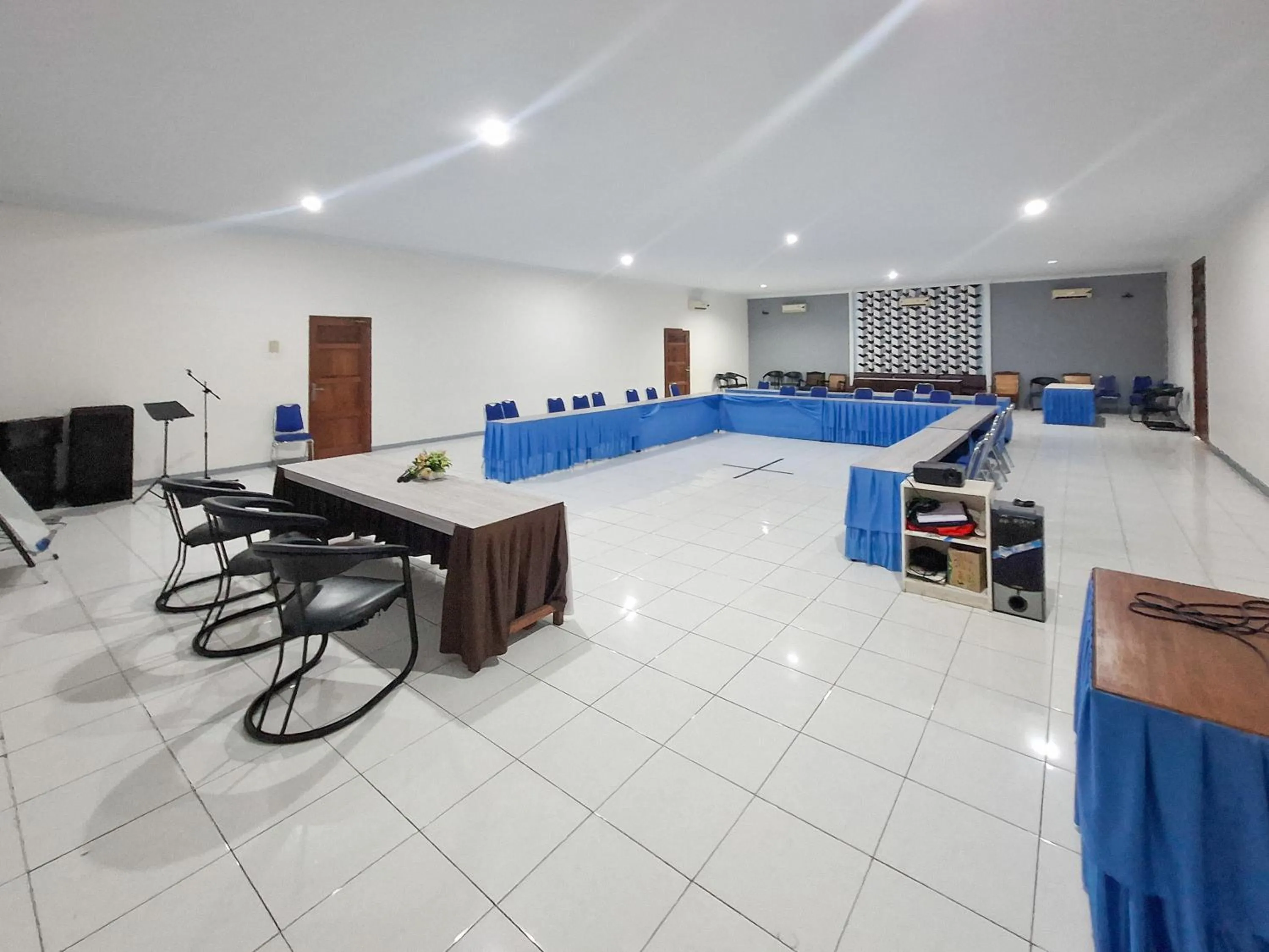 Meeting/conference room in RedDoorz Plus at Sisingamangaraja Prawirotaman Yogyakarta