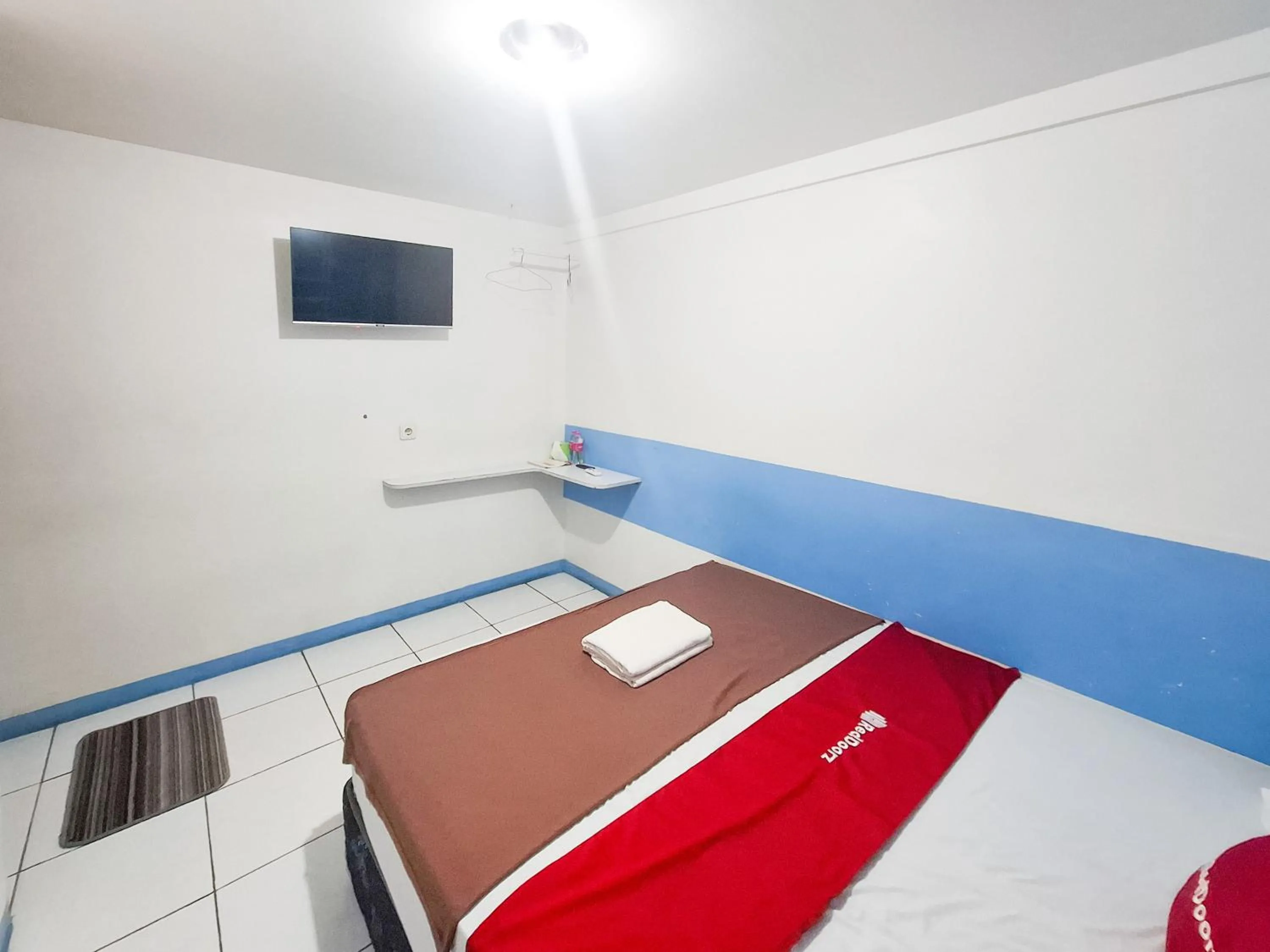 Bedroom, Bed in RedDoorz Plus at Sisingamangaraja Prawirotaman Yogyakarta