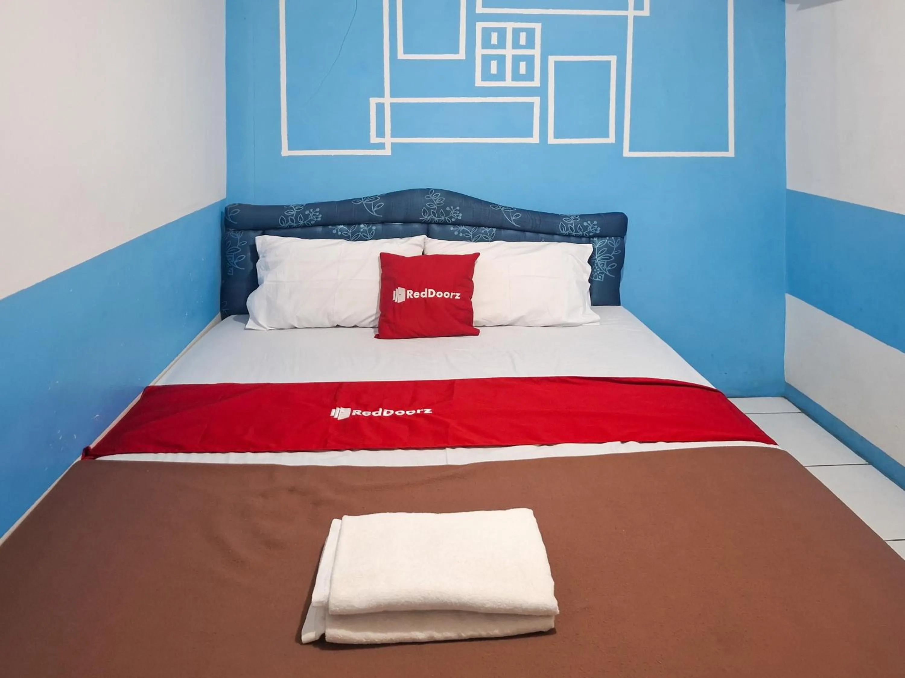 Bedroom, Bed in RedDoorz Plus at Sisingamangaraja Prawirotaman Yogyakarta
