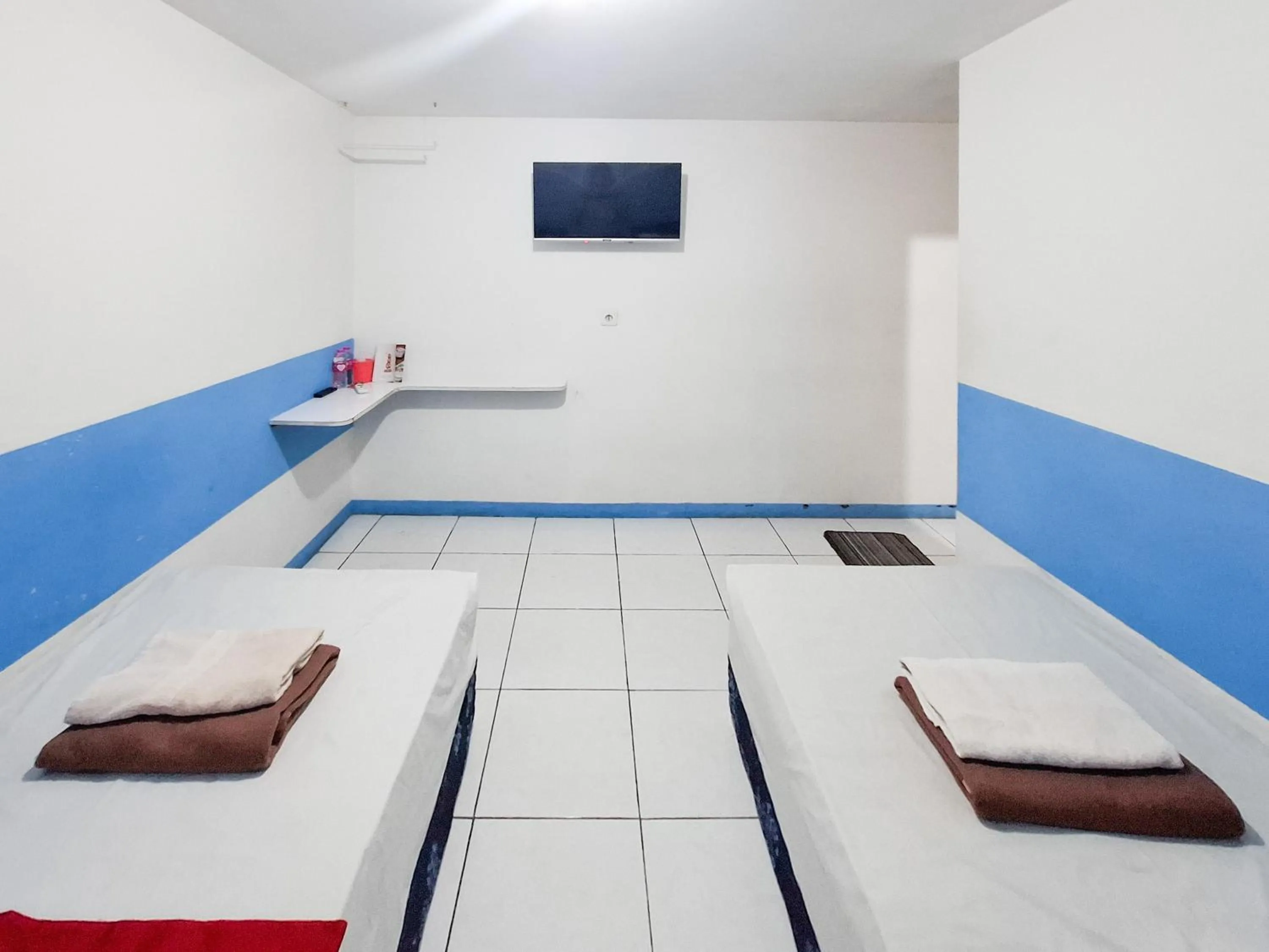 Bedroom, Bed in RedDoorz Plus at Sisingamangaraja Prawirotaman Yogyakarta