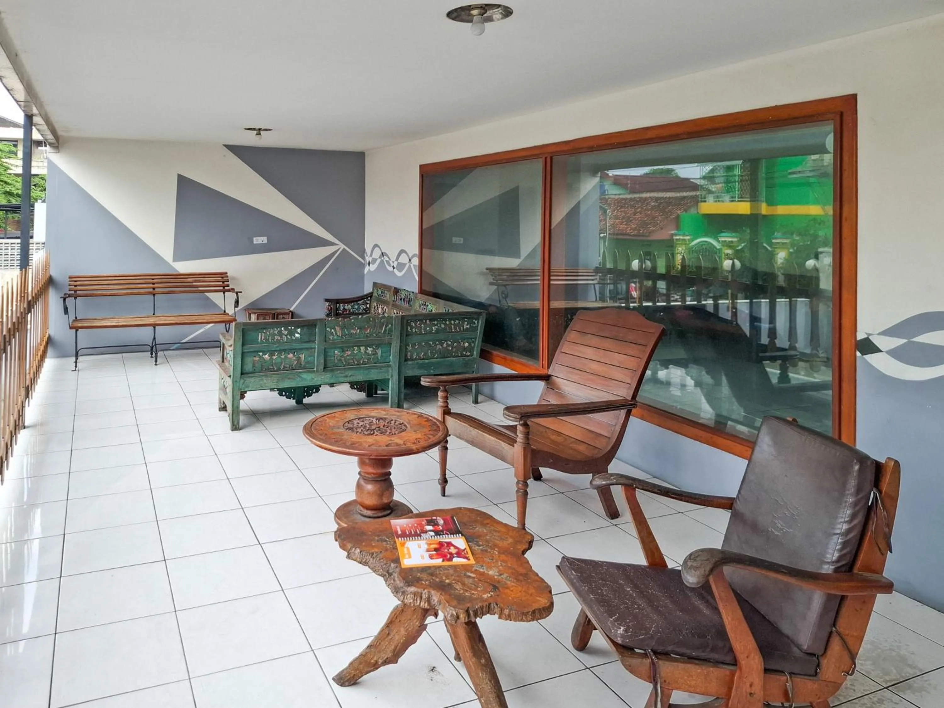 Seating area in RedDoorz Plus at Sisingamangaraja Prawirotaman Yogyakarta