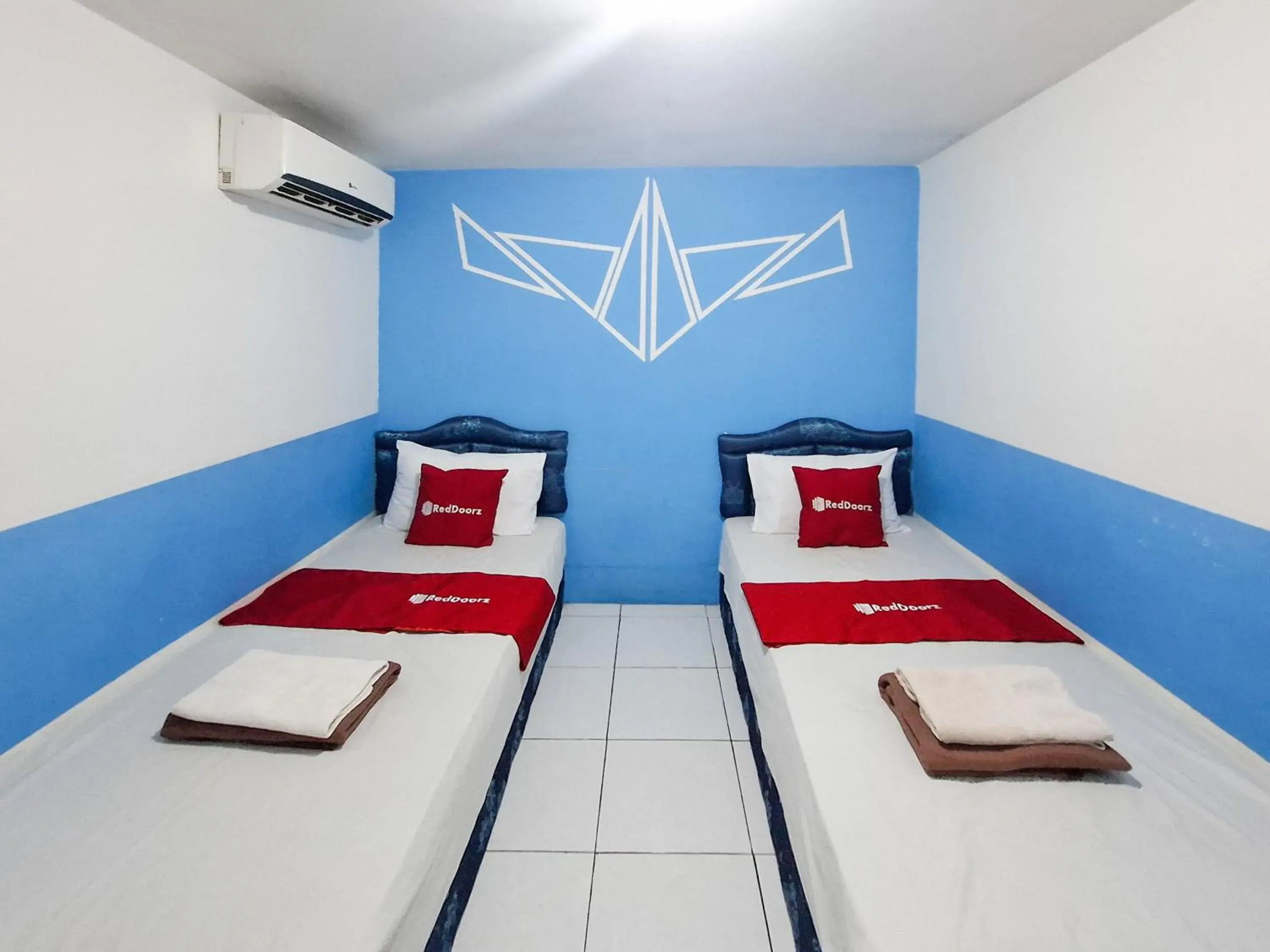 Standard Twin Room in RedDoorz Plus at Sisingamangaraja Prawirotaman Yogyakarta Standard Twin Room in RedDoorz Plus at Sisingamangaraja Prawirotaman Yogyakarta