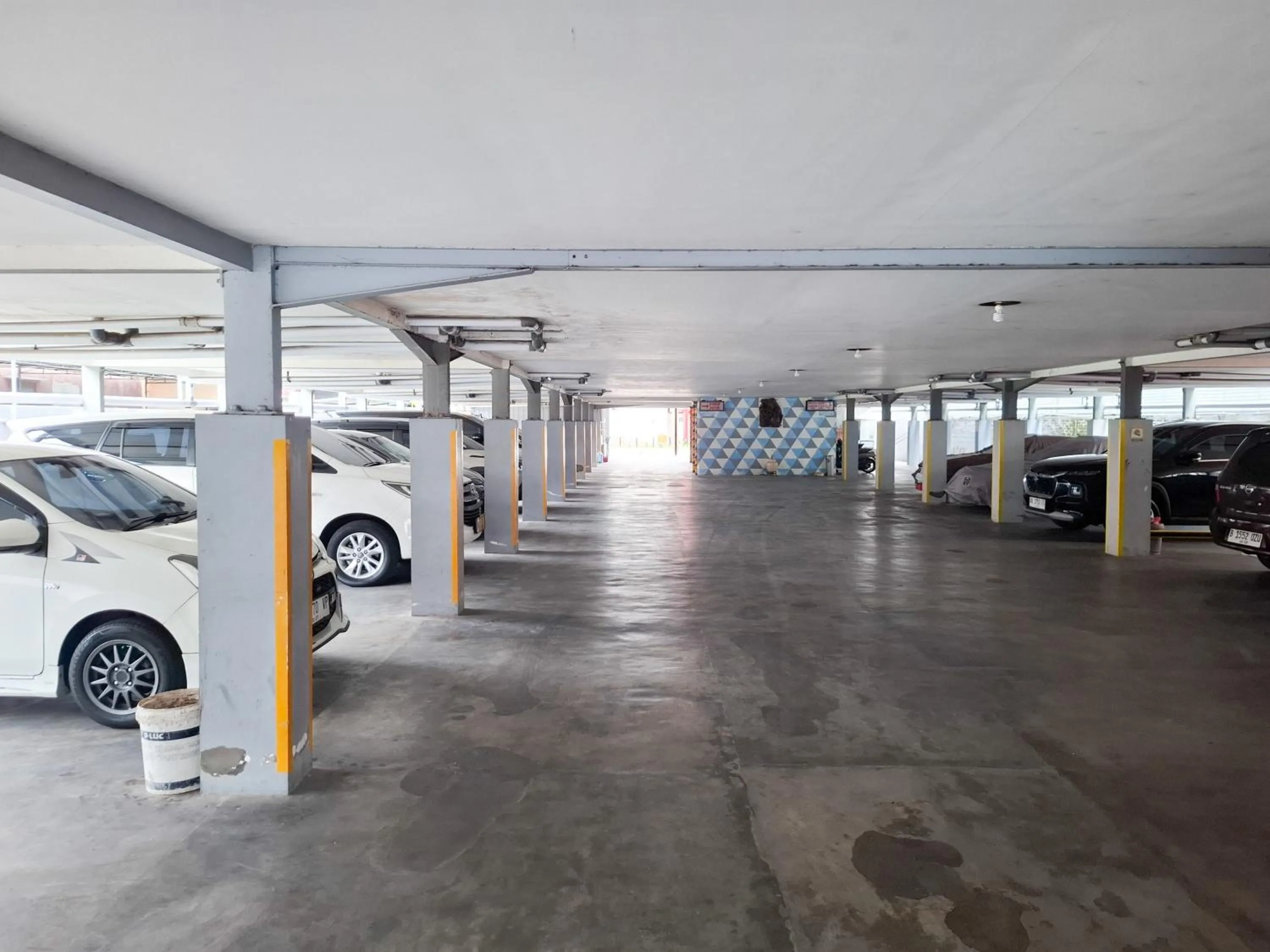 Parking in RedDoorz Plus at Sisingamangaraja Prawirotaman Yogyakarta