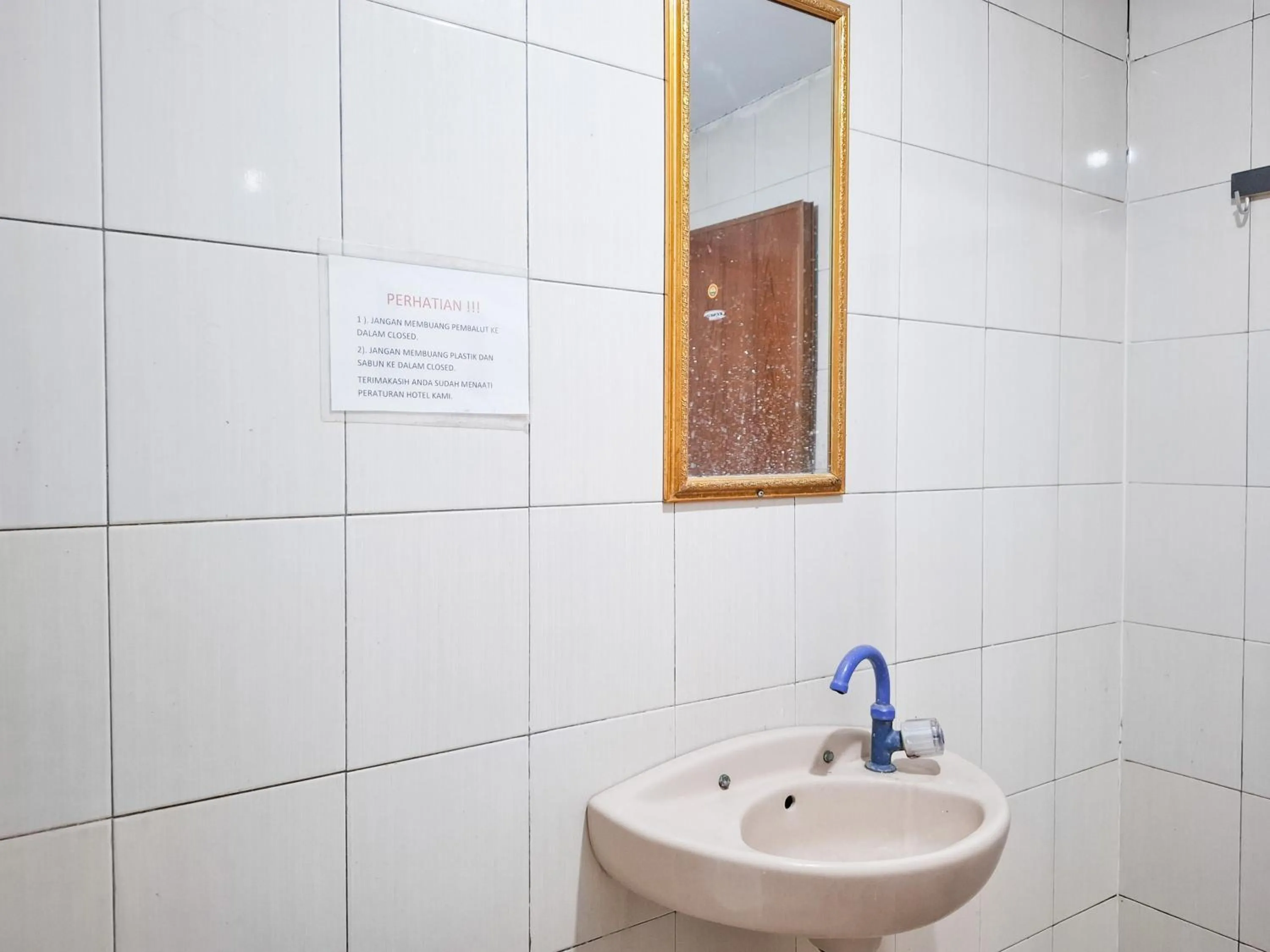 Bathroom in RedDoorz Plus at Sisingamangaraja Prawirotaman Yogyakarta