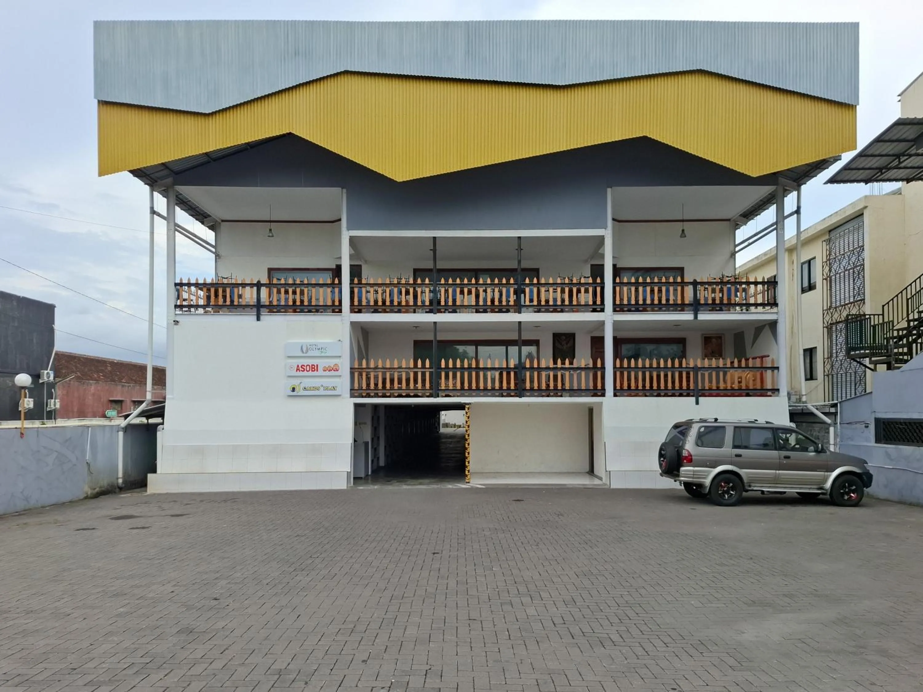 Facade/entrance in RedDoorz Plus at Sisingamangaraja Prawirotaman Yogyakarta