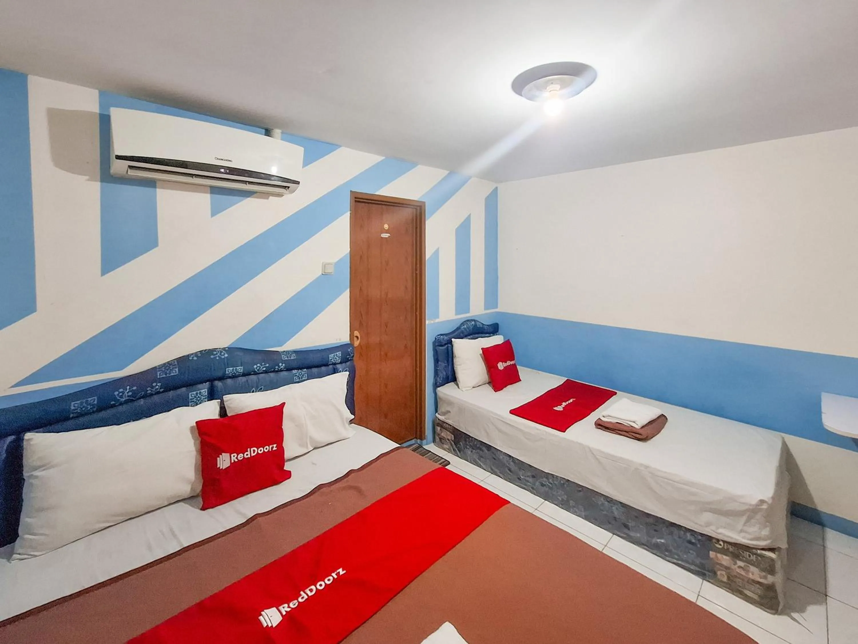 Bedroom, Bed in RedDoorz Plus at Sisingamangaraja Prawirotaman Yogyakarta