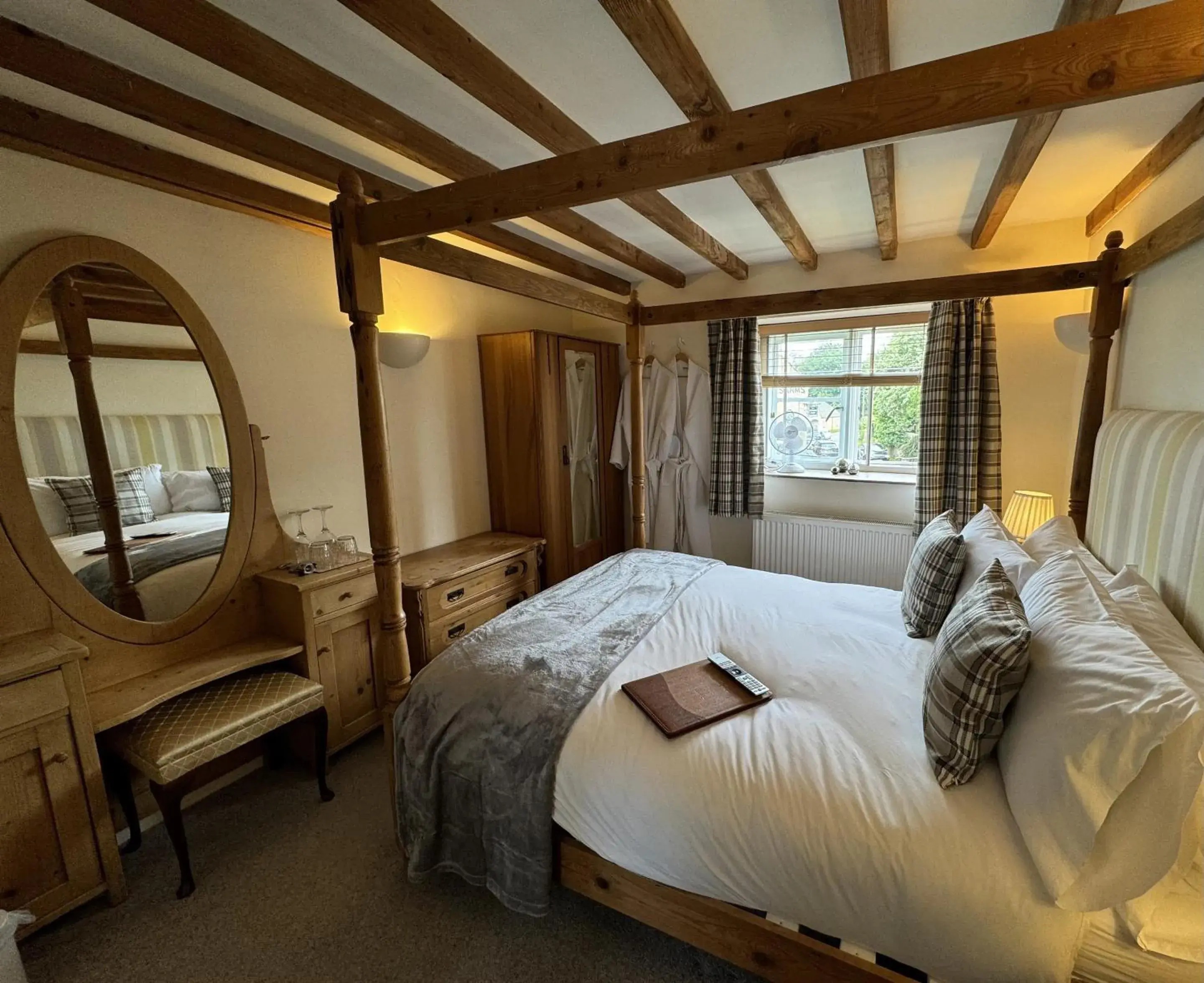 Bedroom, Bed in Guiting Guest House