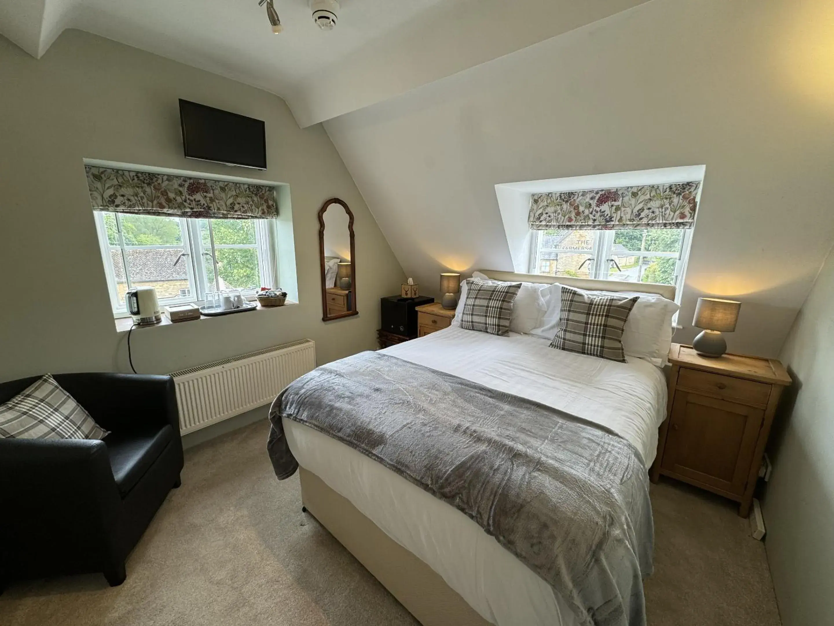 Bedroom, Bed in Guiting Guest House