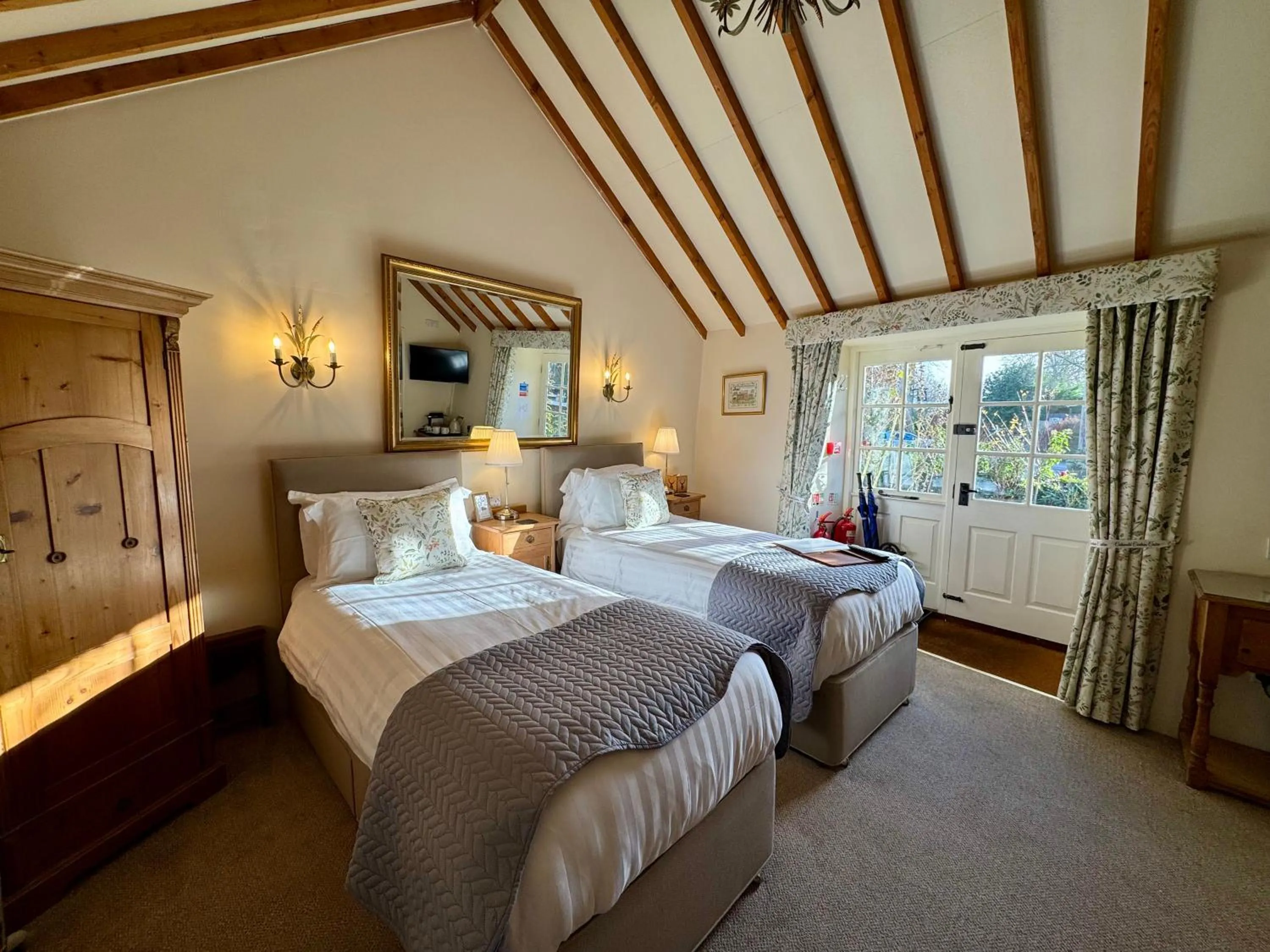 Bedroom, Bed in Guiting Guest House