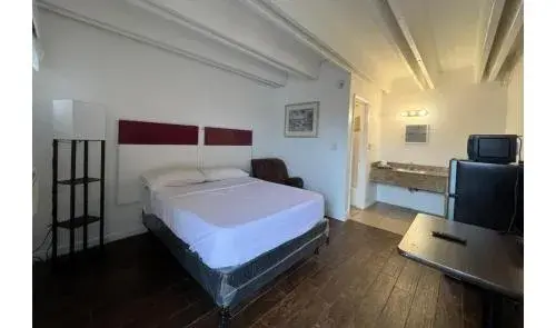 Full Bed Smoking in Anhinga Motel Homestead FL Full Bed Smoking in Anhinga Motel Homestead FL