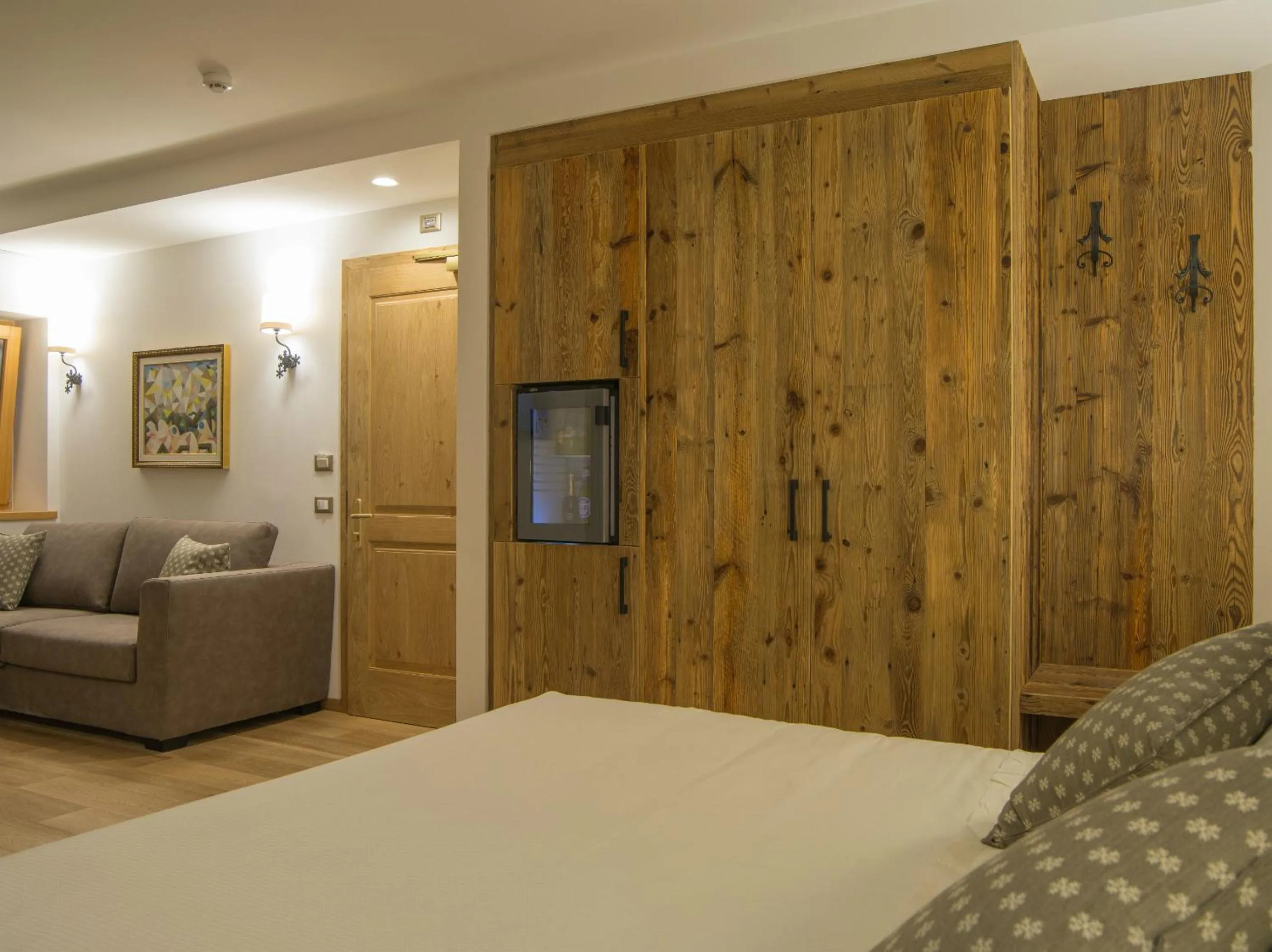 Living room, Bed in Hotel Garnì Caminetto