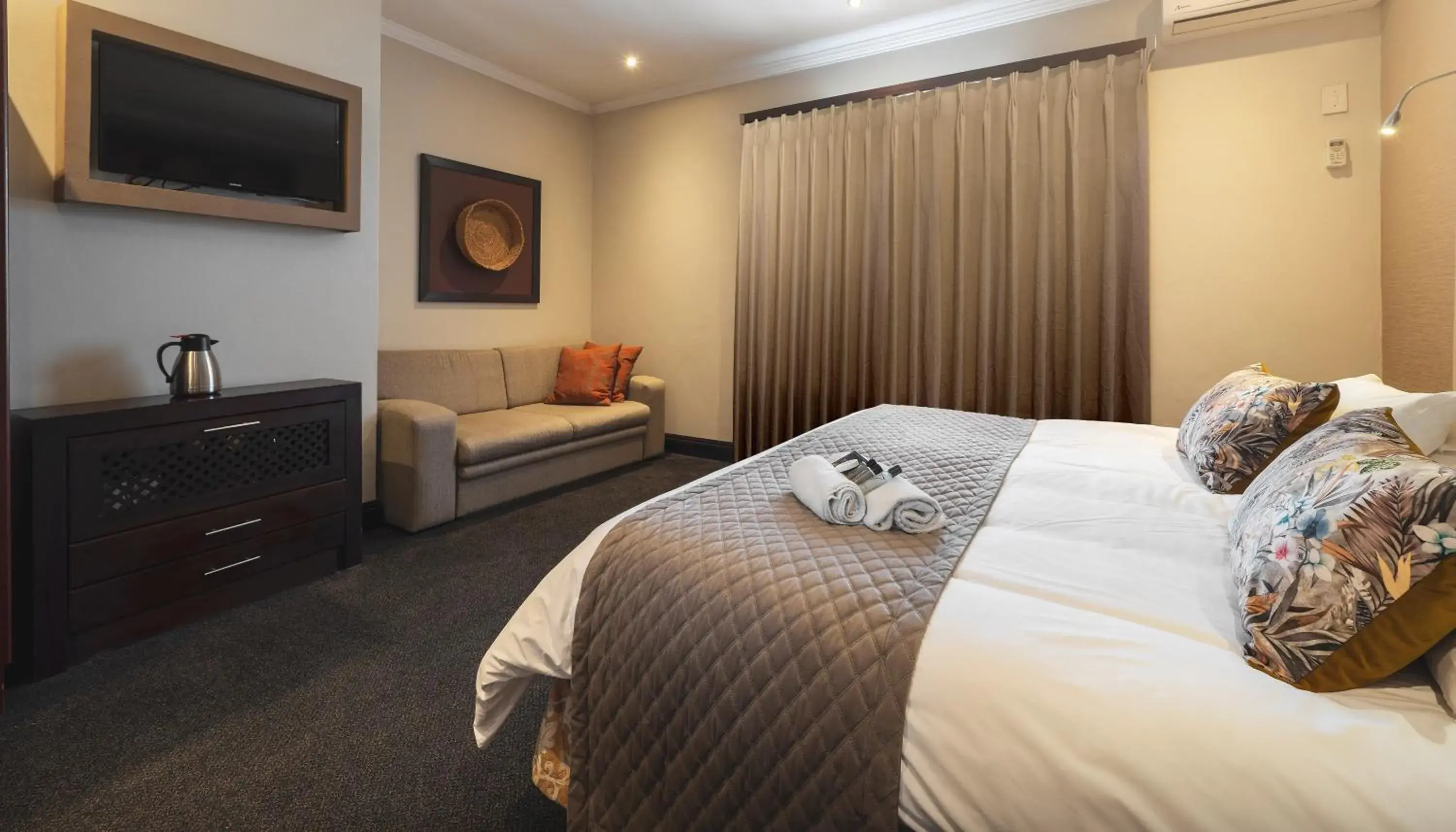 Superior King Suite - single occupancy in The Graham Hotel Superior King Suite - single occupancy in The Graham Hotel