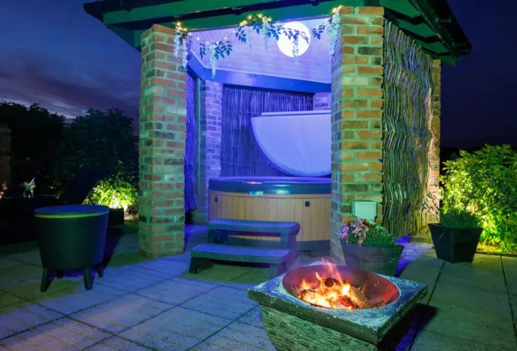 Lincoln Holiday Retreat Cottage with Private Hot Tub Lincoln Holiday Retreat Cottage with Private Hot Tub