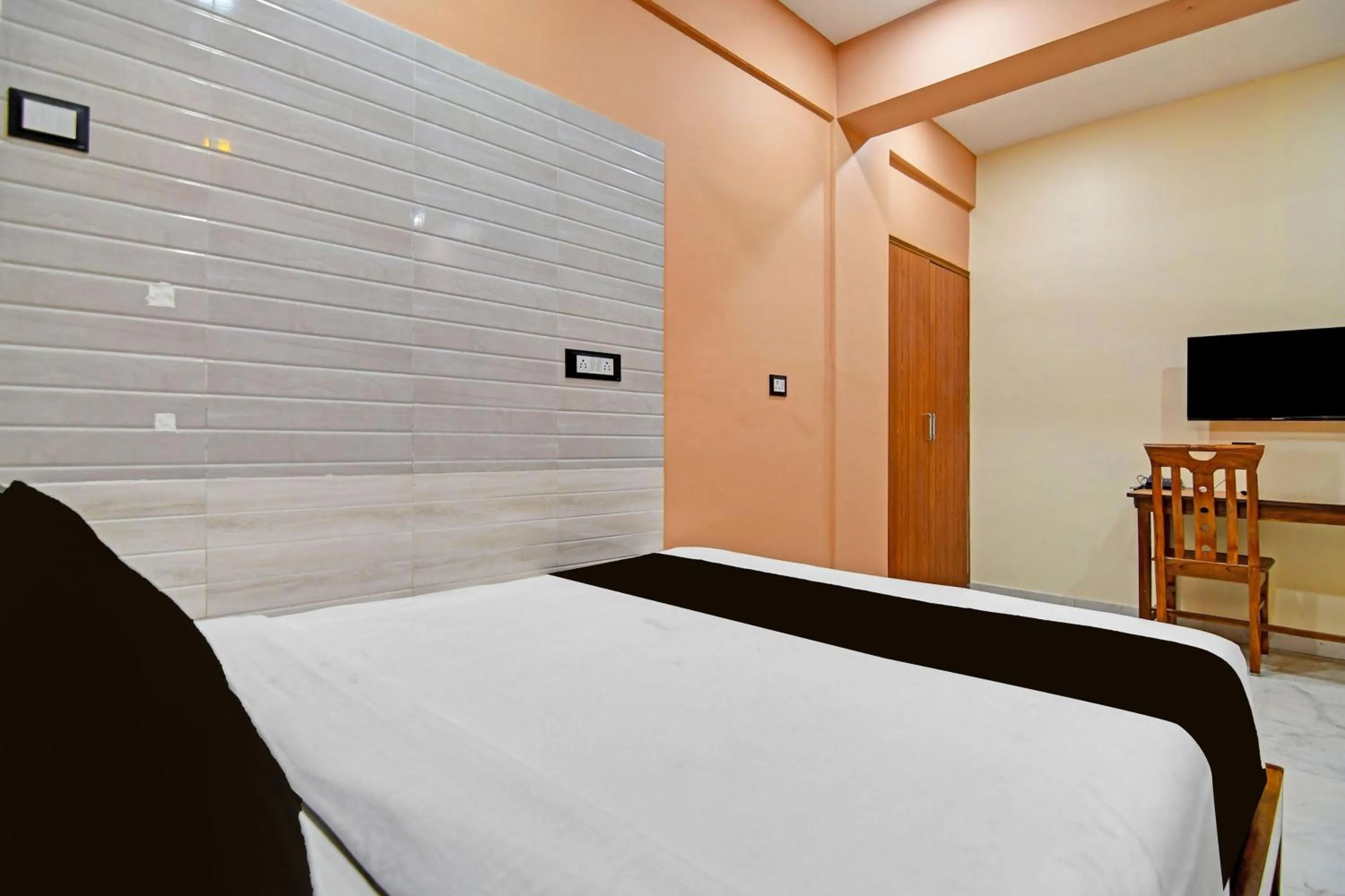 Bedroom, Bed in Super Collection O Metropolis Mall Kolkata Formerly Ax Inn