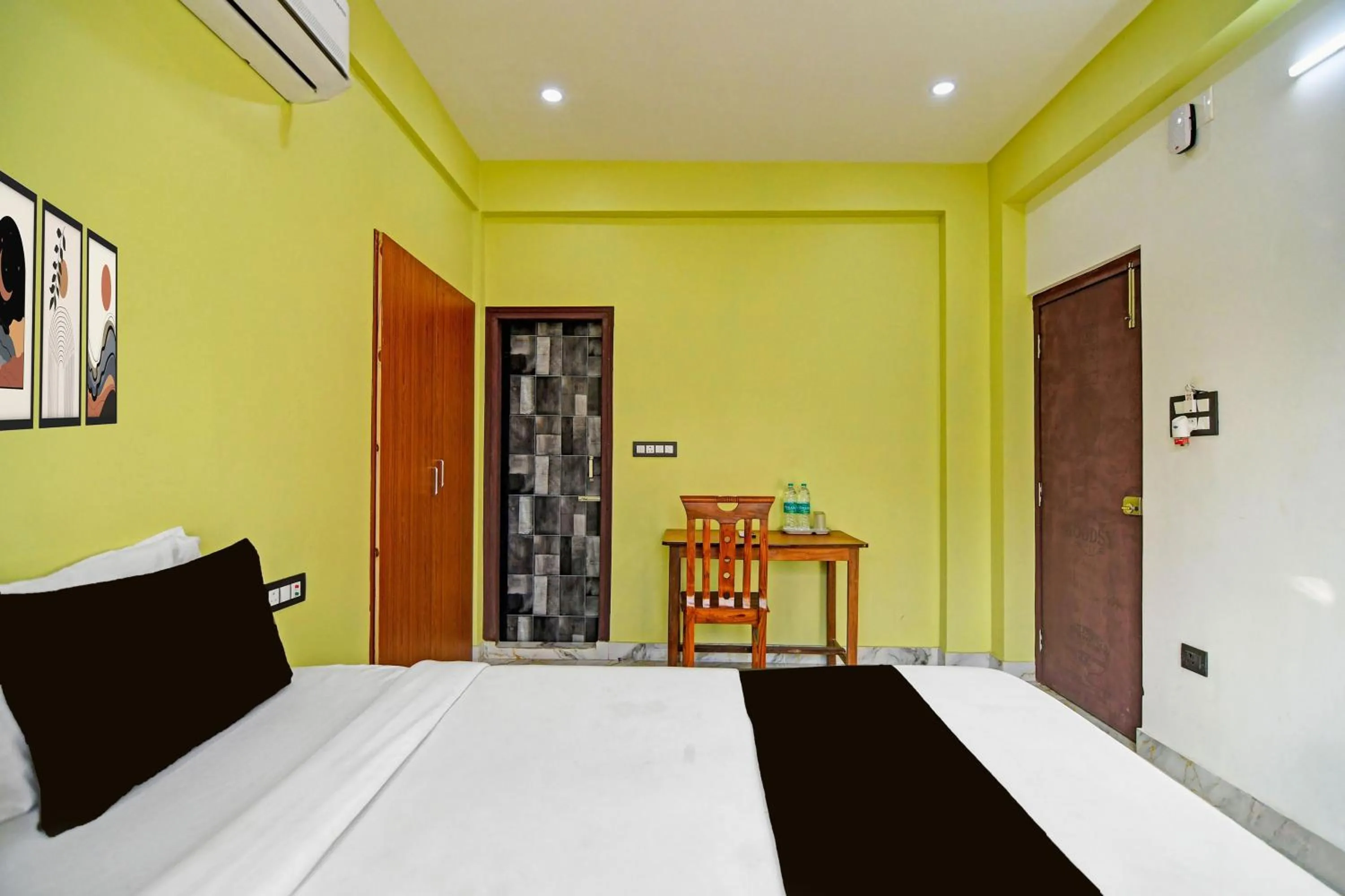 Bedroom, Bed in Super Collection O Metropolis Mall Kolkata Formerly Ax Inn